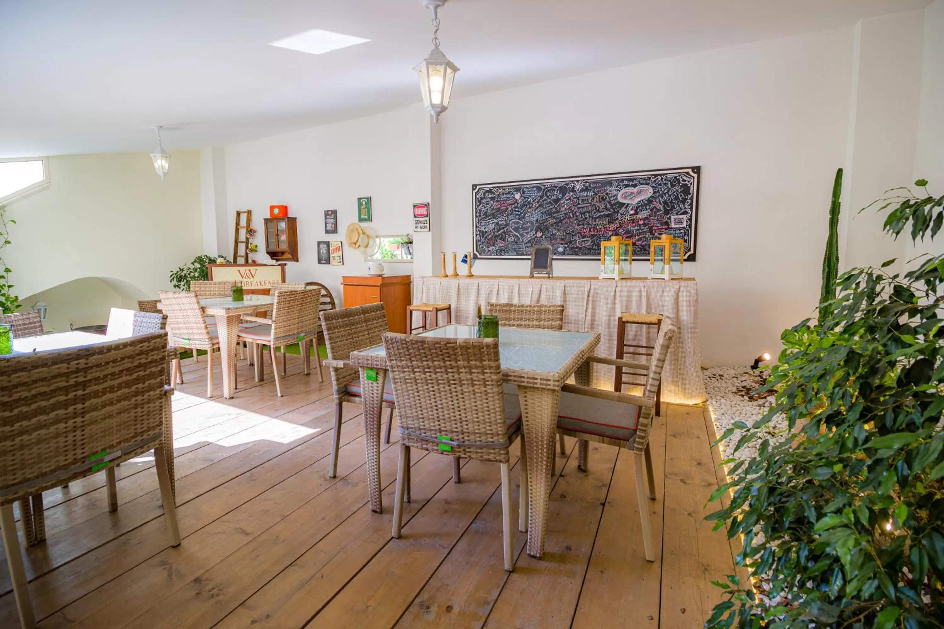 Lounge or bar in V&V Suite & Breakfast