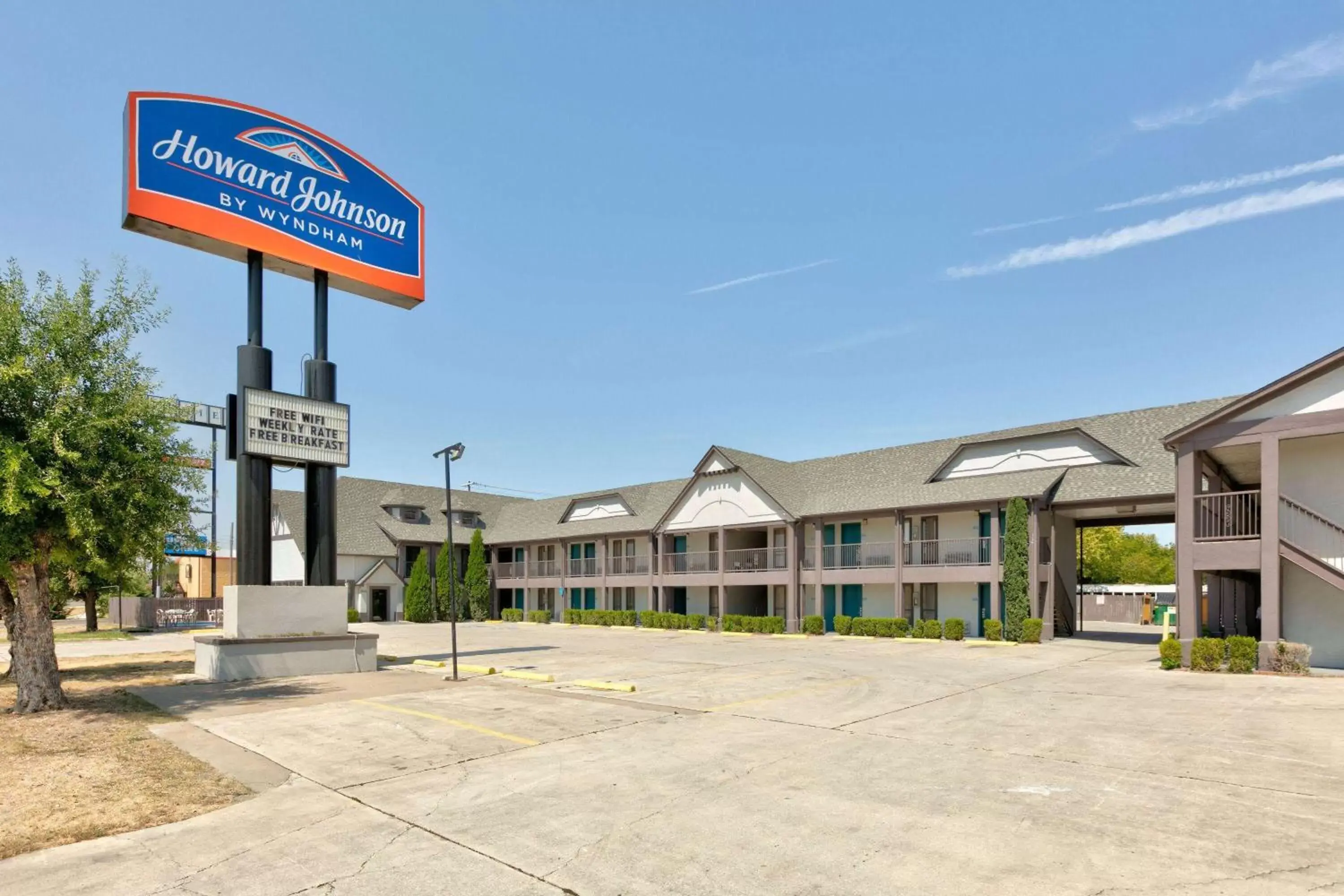 Property building in Howard Johnson by Wyndham San Marcos Property building in Howard Johnson by Wyndham San Marcos