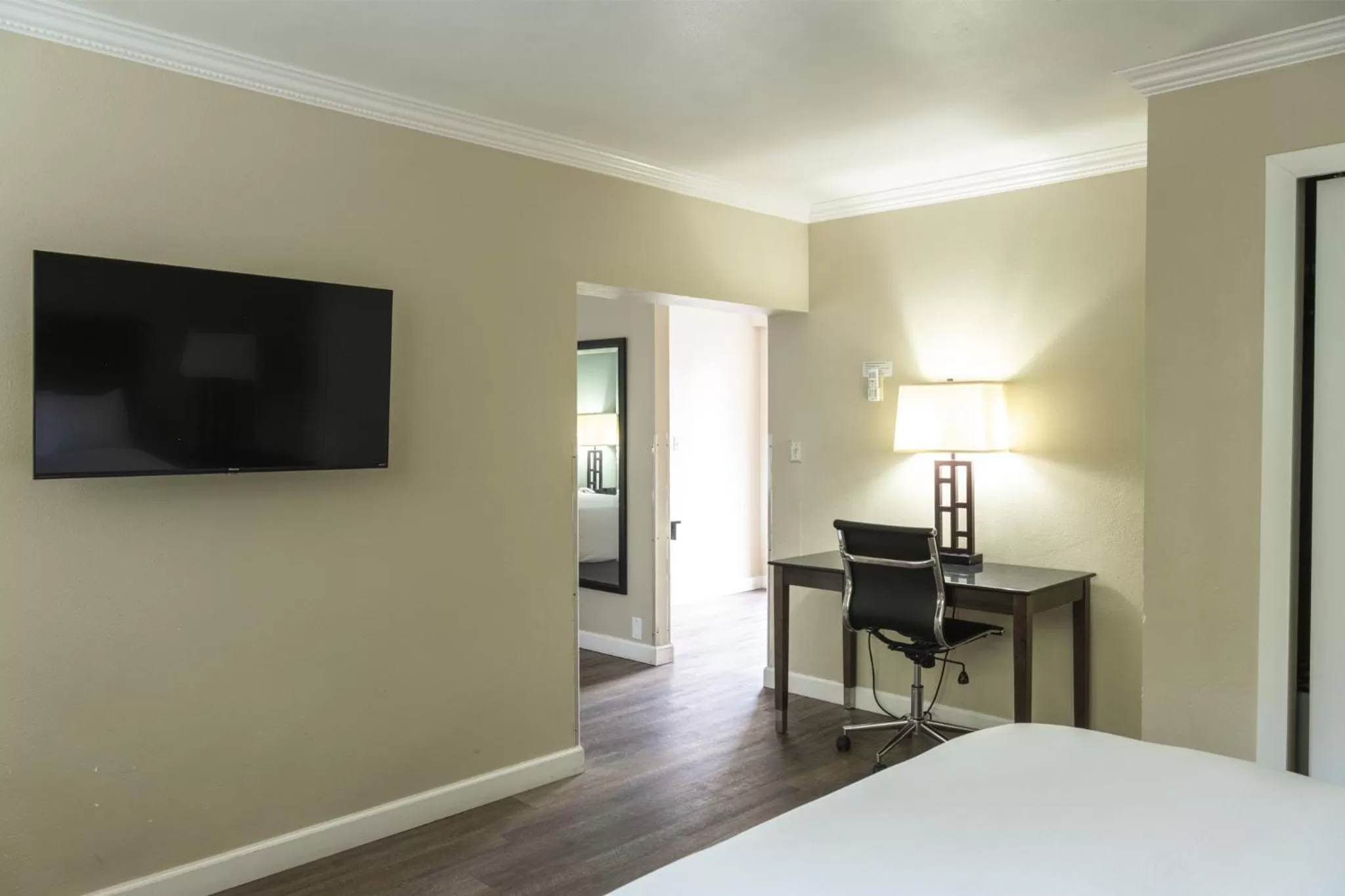 TV and multimedia, Bed in Travelodge by Wyndham Monterey Bay