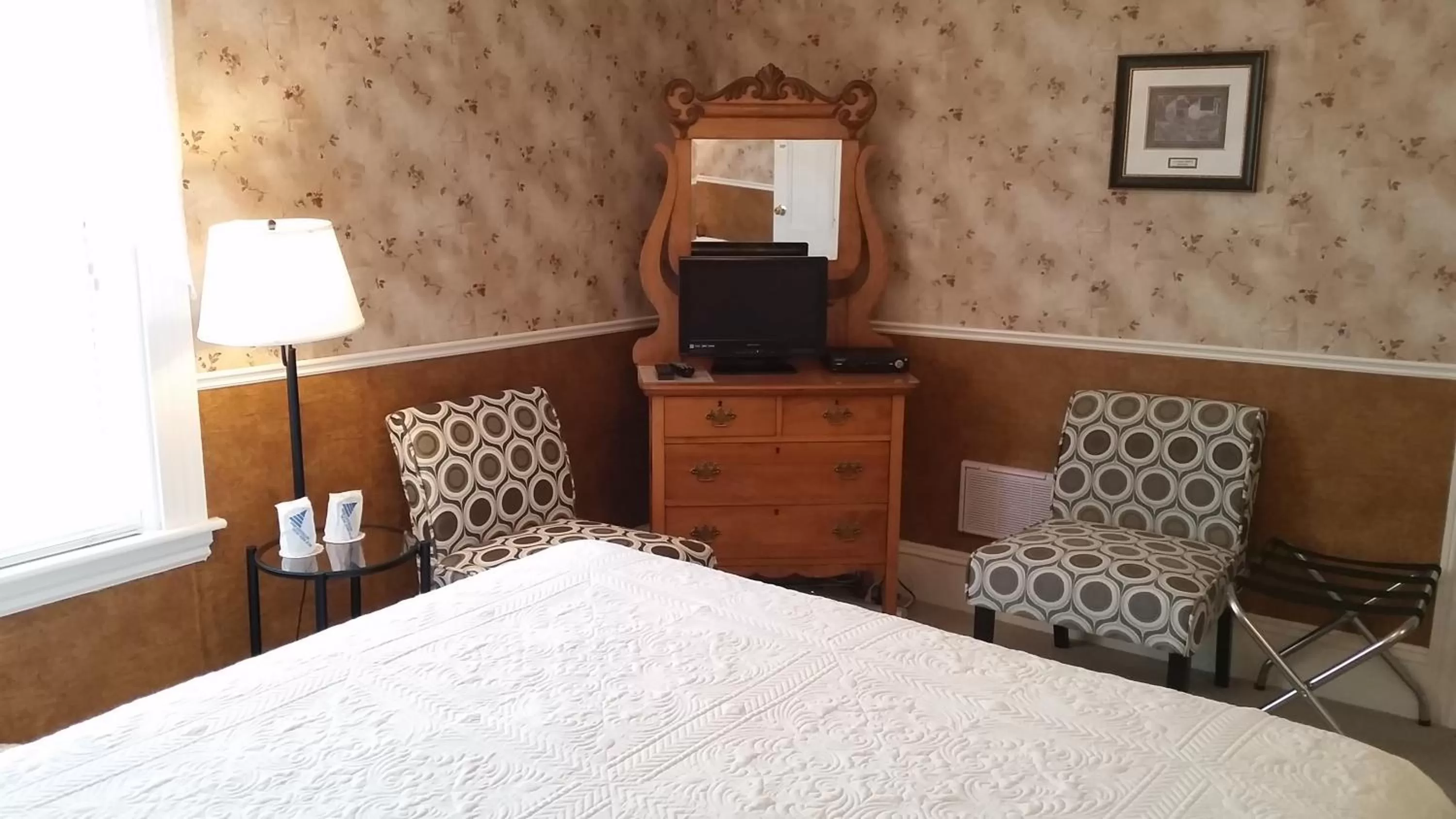 Bedroom, Bed in Bayside Inn