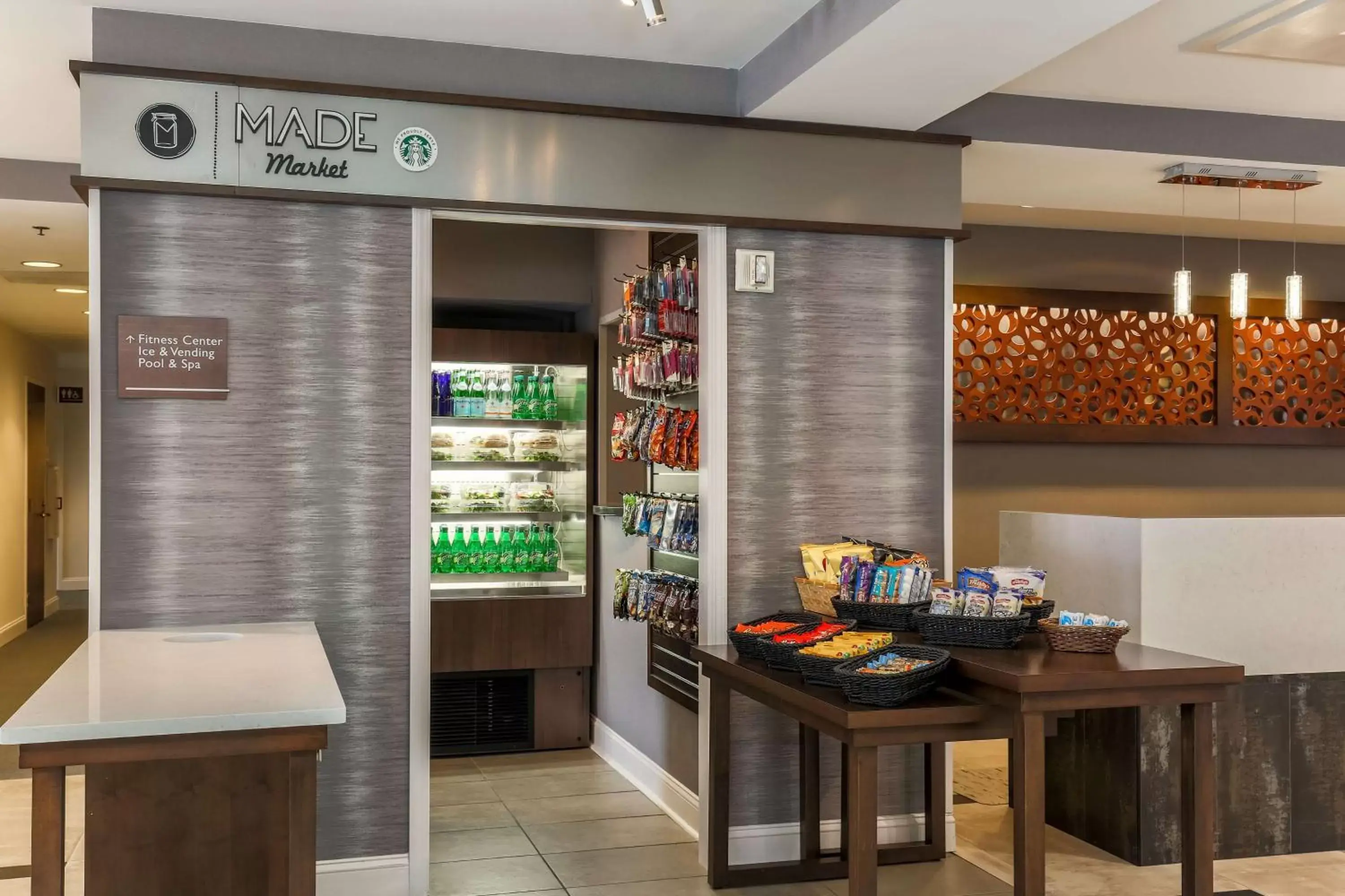 Dining area in DoubleTree by Hilton Atlanta Airport