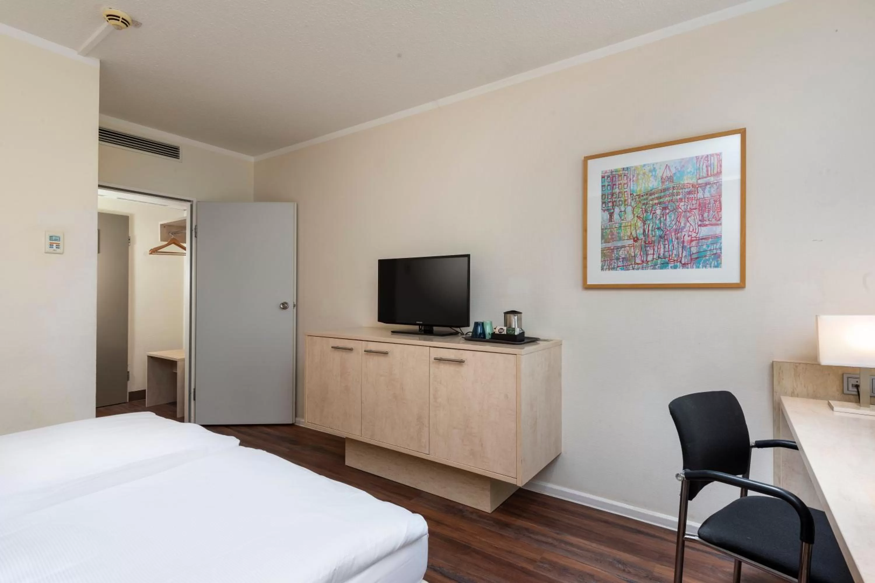 Photo of the whole room, TV/Entertainment Center in Mercure Hotel Düsseldorf Süd