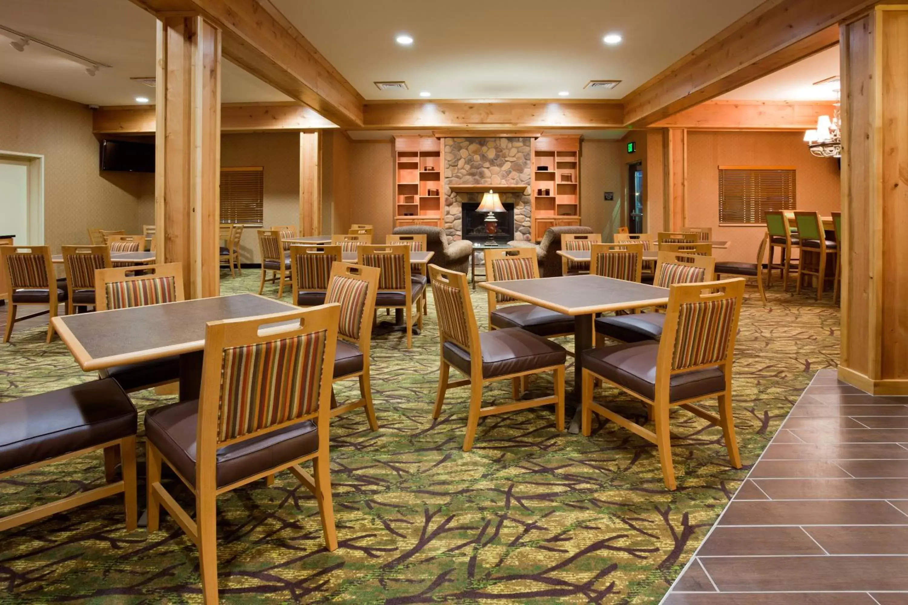 Coffee/tea facilities, Restaurant/Places to Eat in Hawthorn Suites by Wyndham Minot