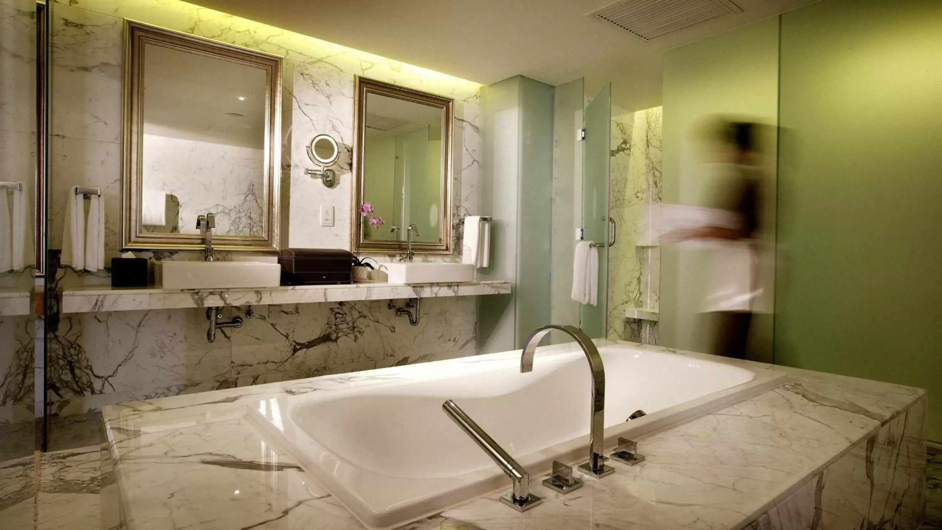 Photo of the whole room, Bathroom in InterContinental Beijing Beichen, an IHG Hotel