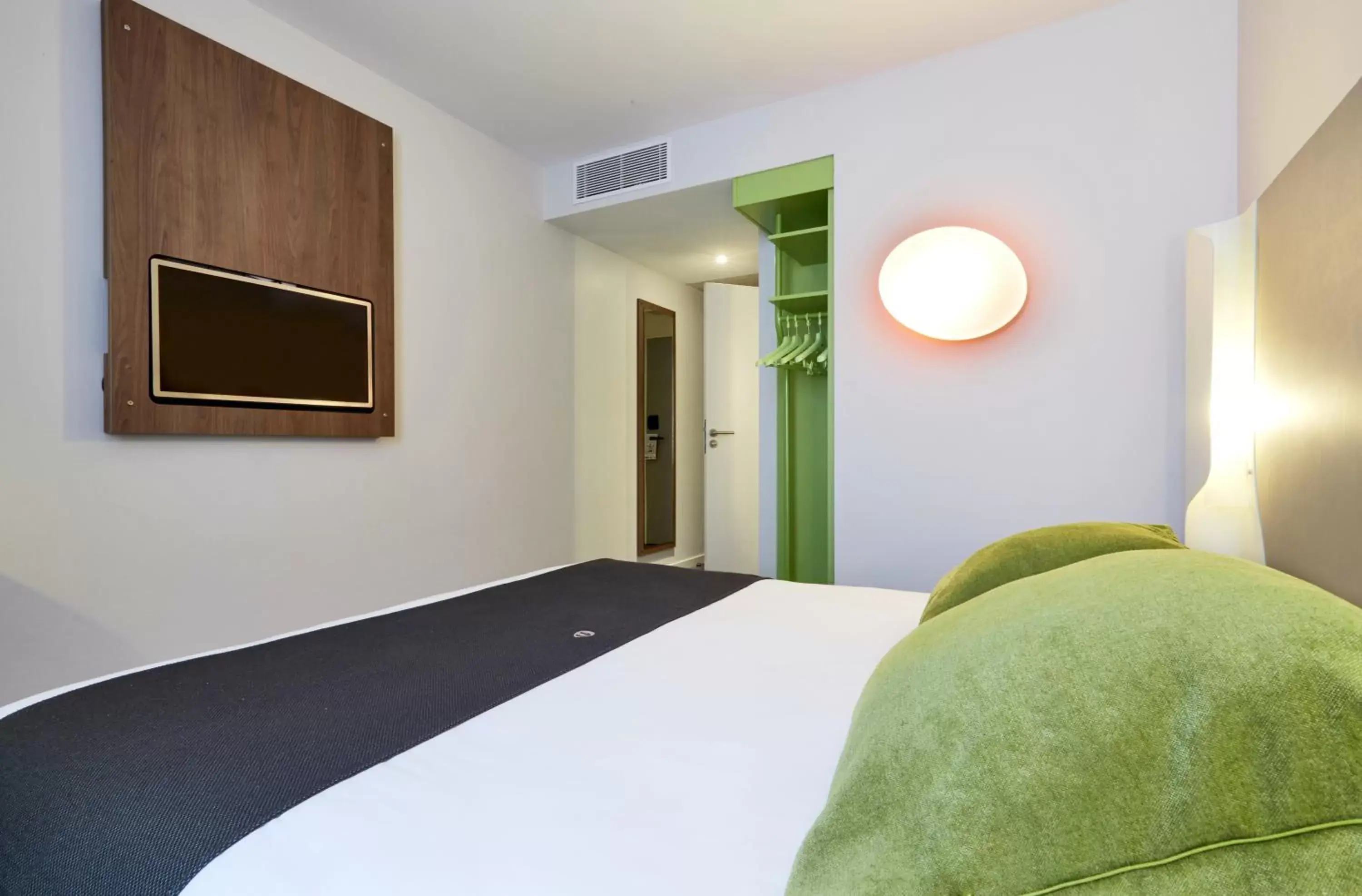 Bedroom, Bed in Campanile Annemasse Gare– Genève