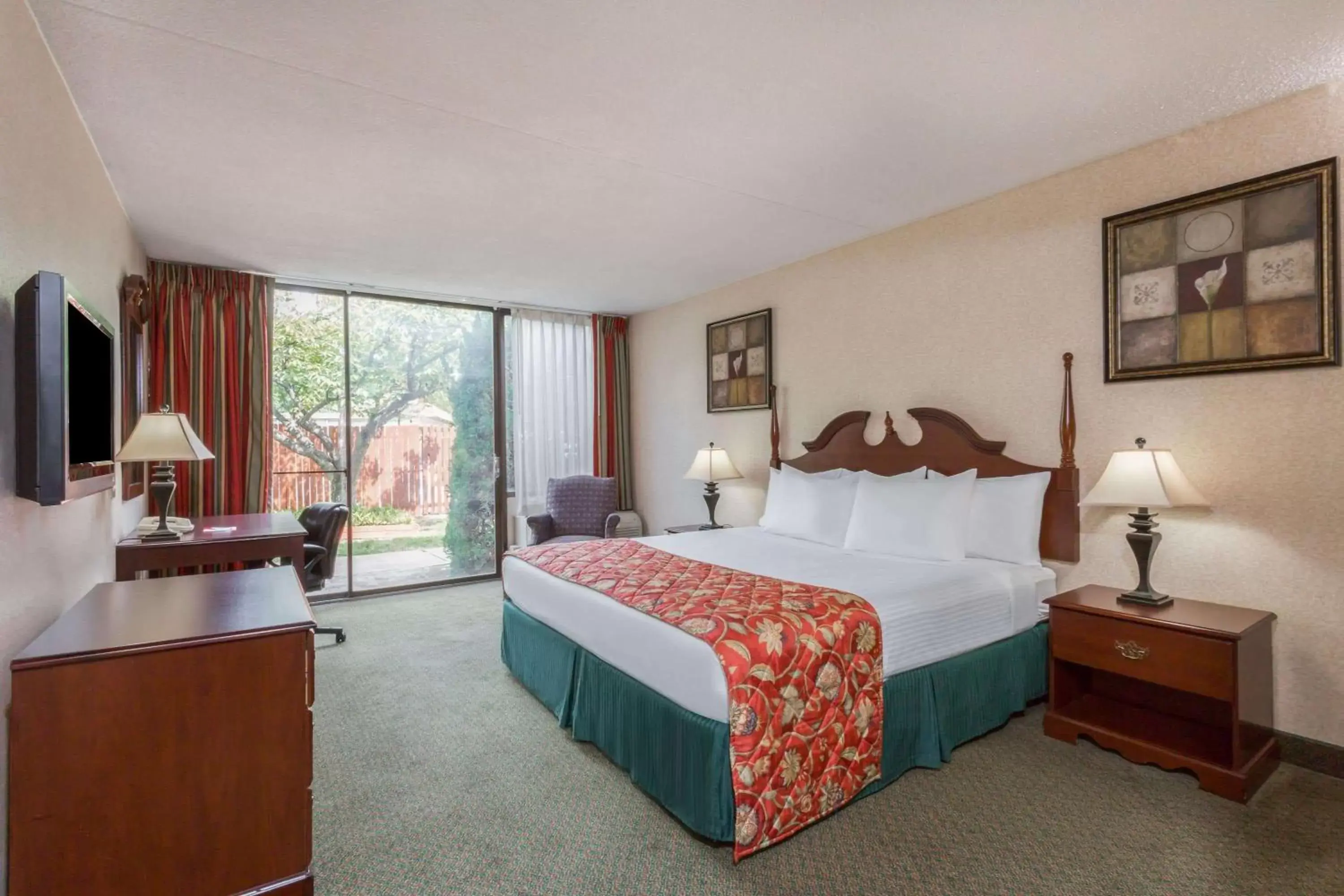 Photo of the whole room, Bed in Ramada by Wyndham Triangle/Quantico