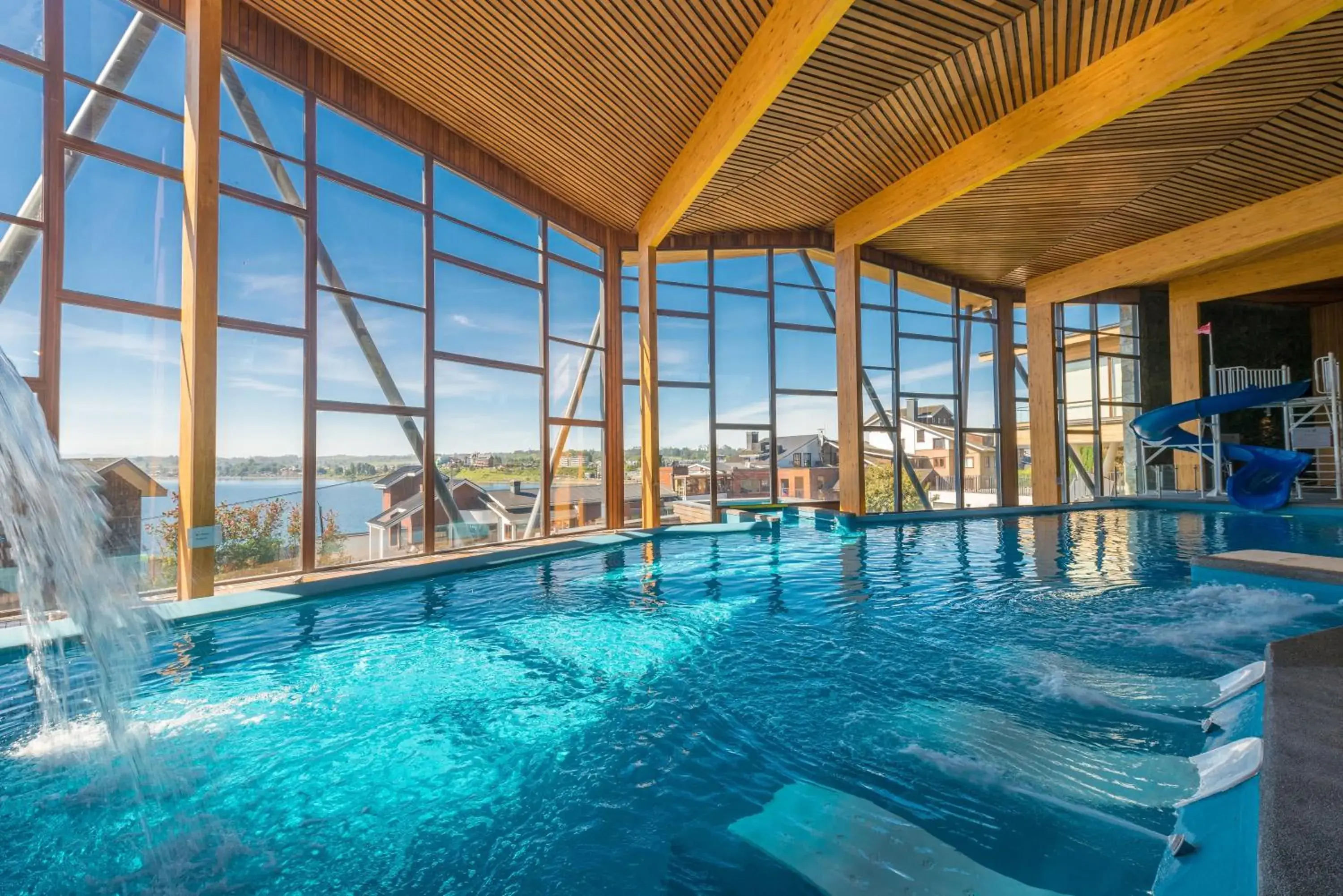 Property building, Swimming Pool in Hotel Cabaña Del Lago Puerto Varas