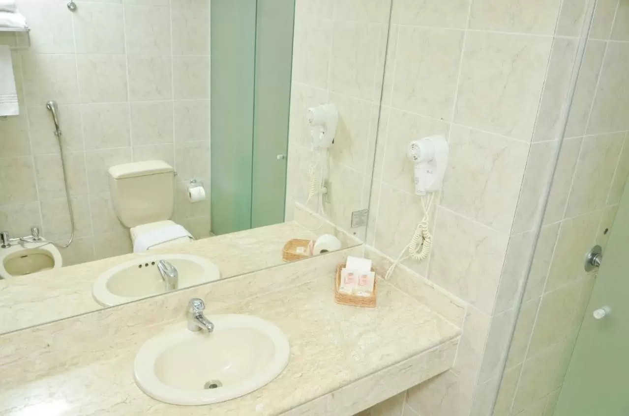 Bathroom in Embaixador Hotel & Centro de Eventos by Fast10