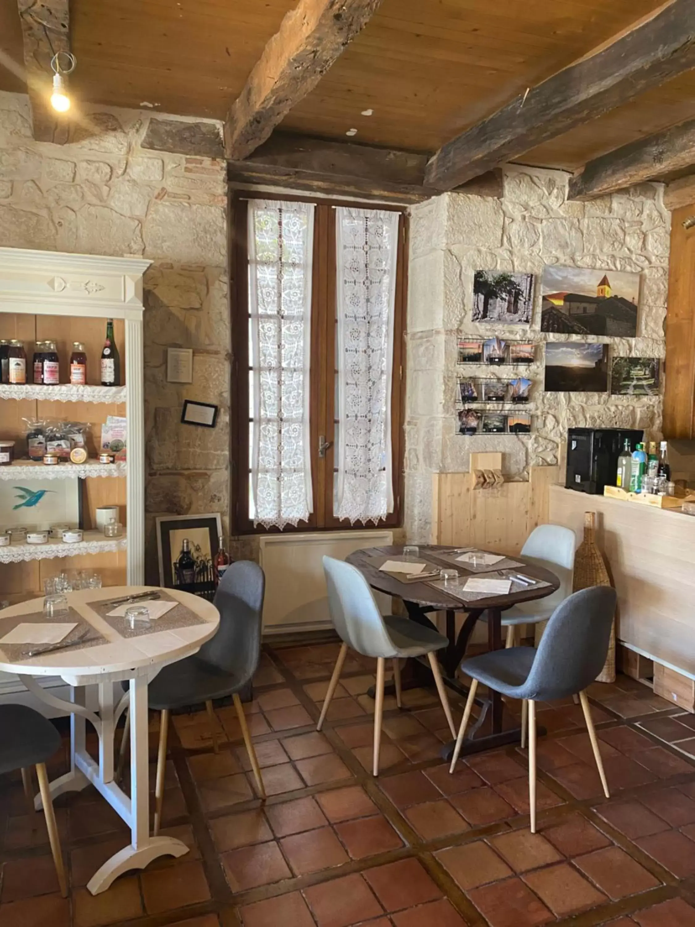 Restaurant/Places to Eat in Les Mirabelles