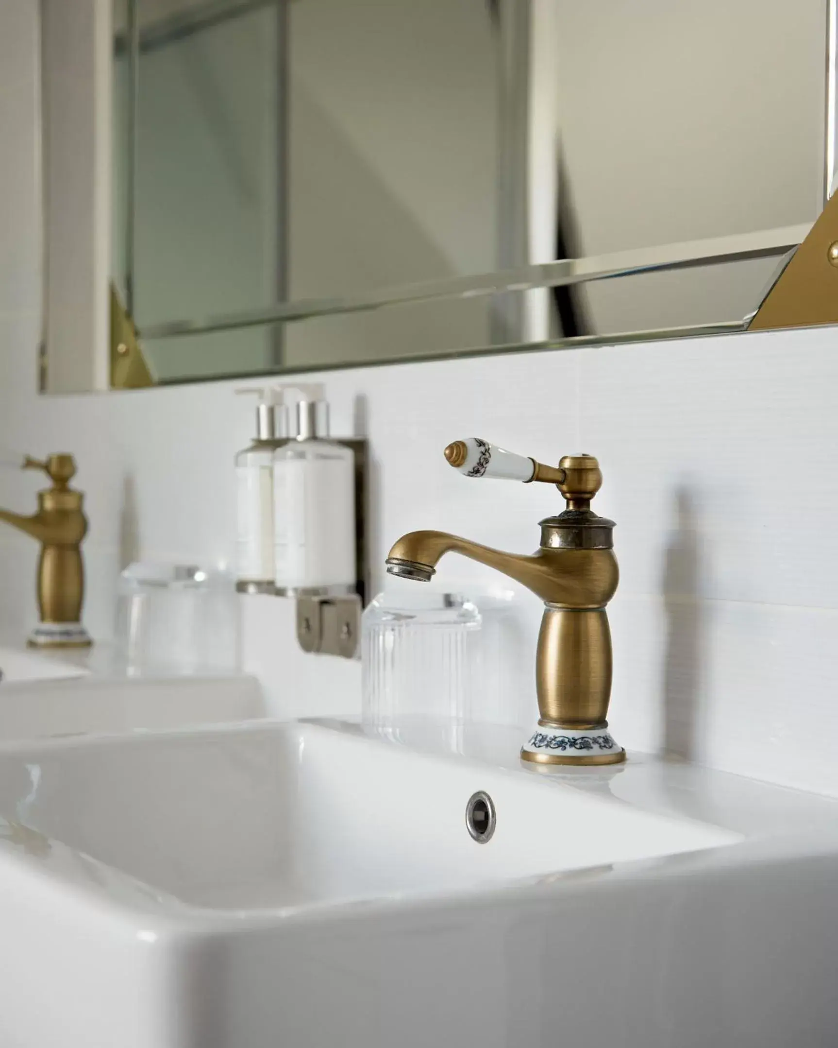 Bathroom in The Royal Adelaide Hotel