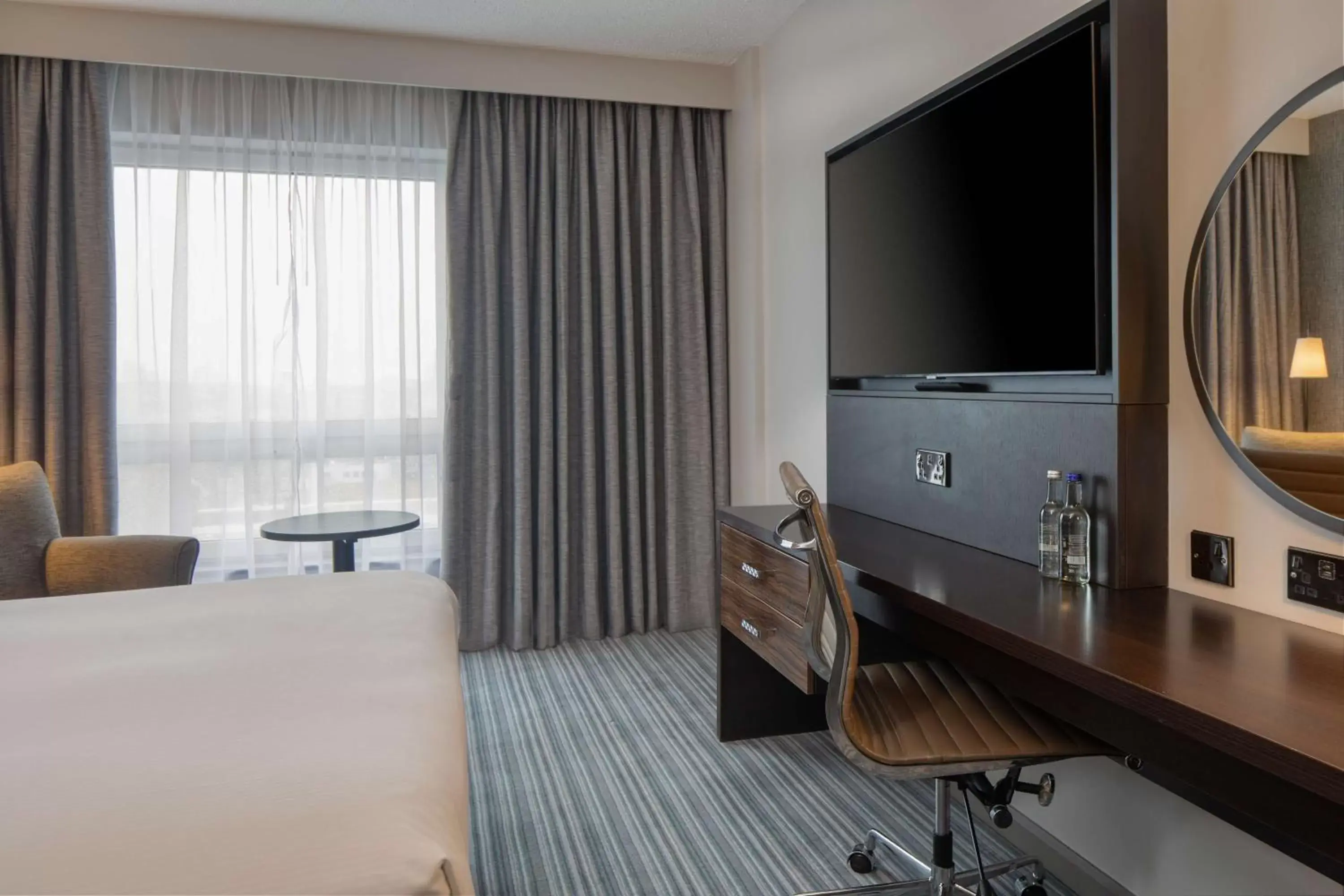 Bed, TV/Entertainment Center in DoubleTree by Hilton London Chelsea