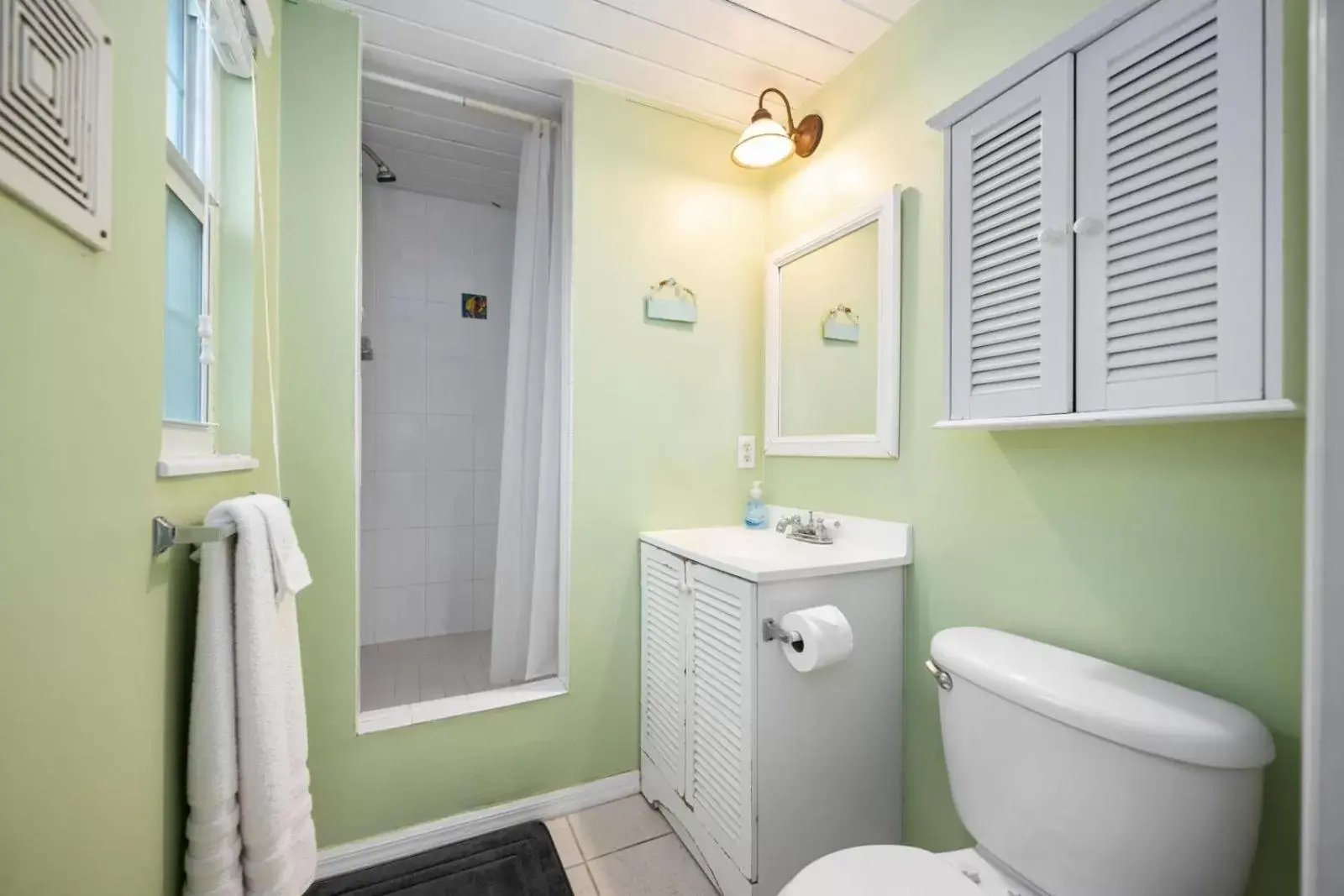 Bathroom in Seahorse Beach Bungalows