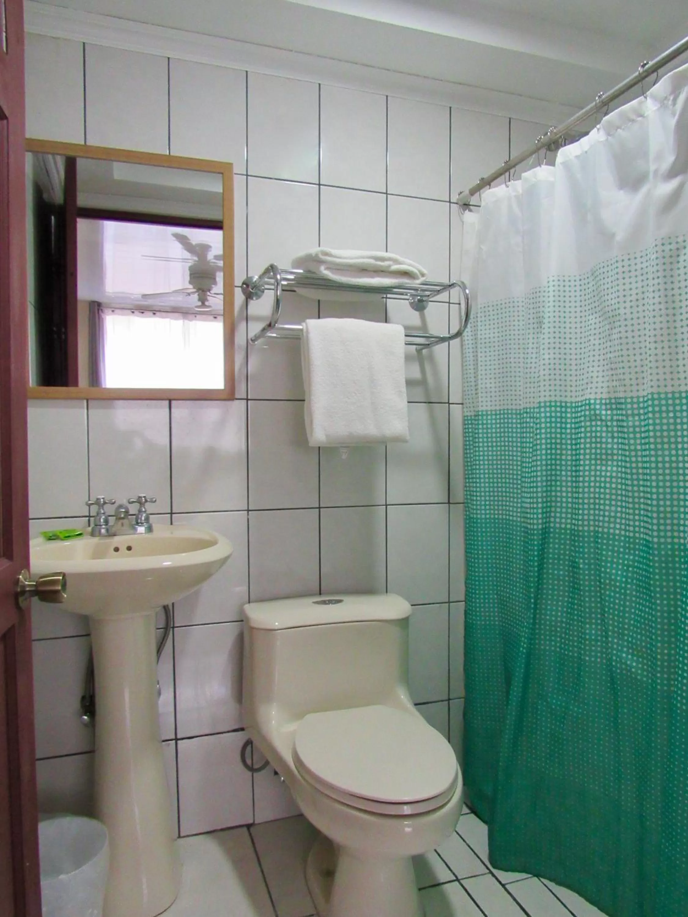Bathroom in Hotel La Guaria Inn & Suites