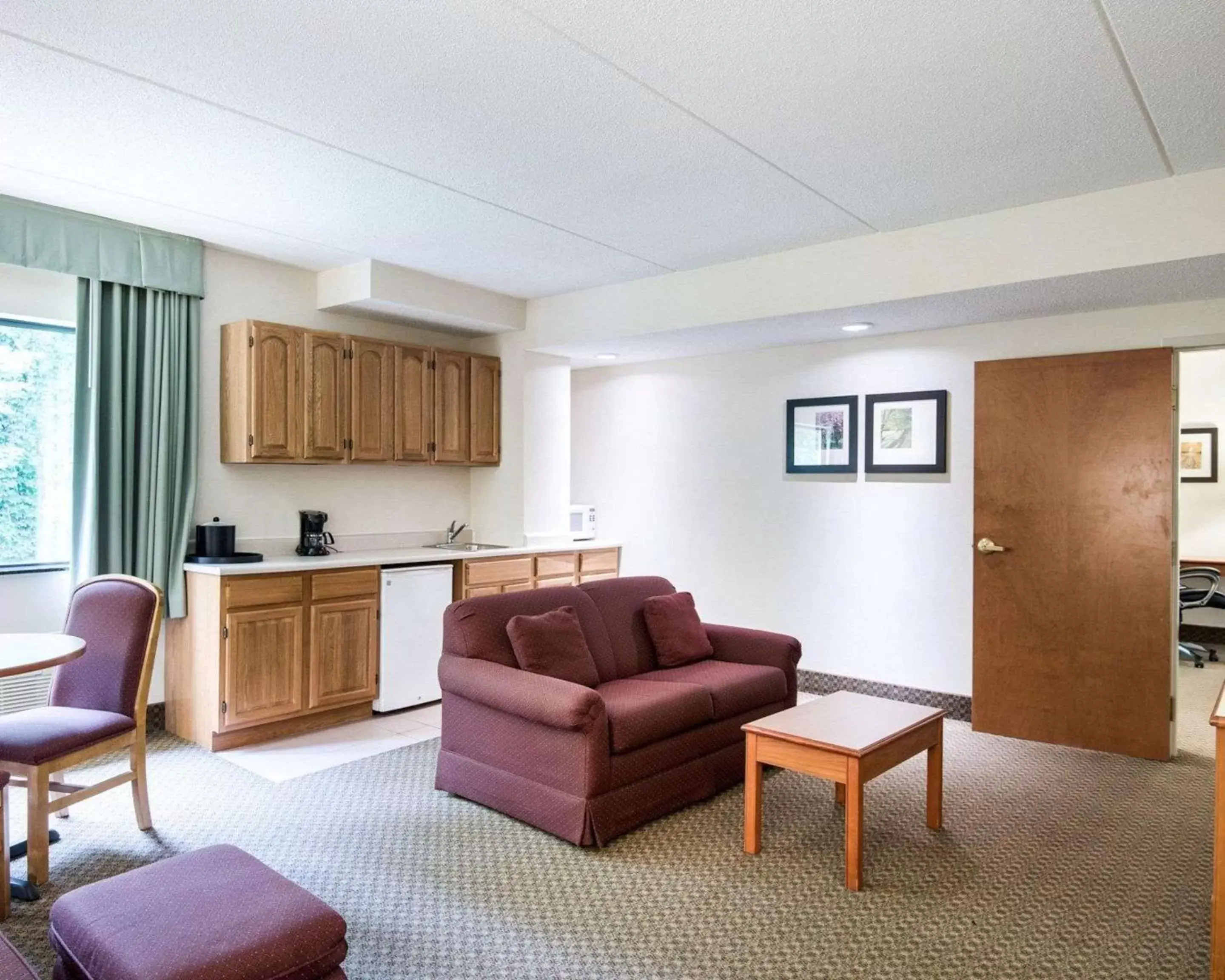 Photo of the whole room, Seating Area in Comfort Inn & Suites - LaVale - Cumberland