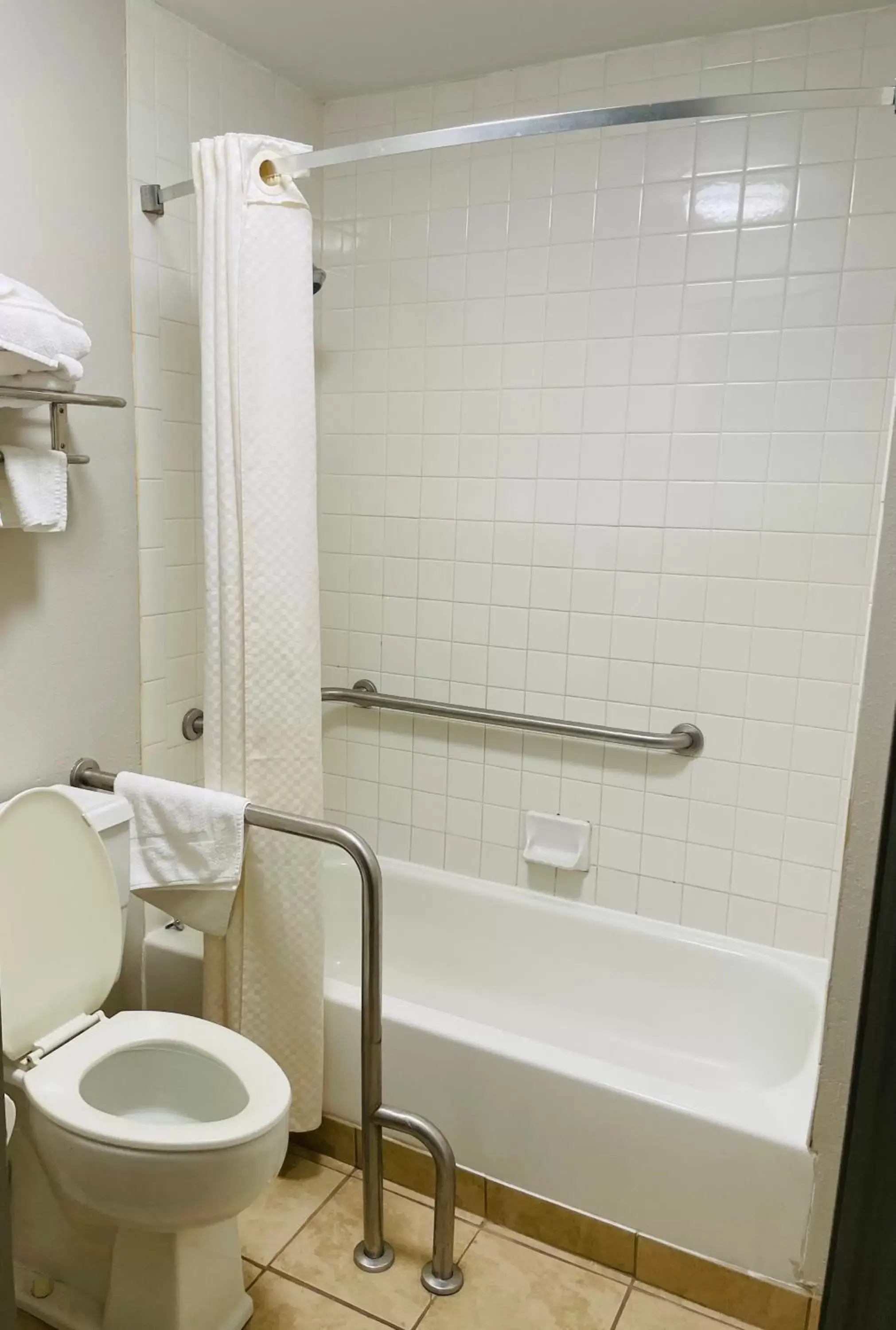 King Room with Bath Tub - Mobility Accessible/Non-Smoking in Days Inn by Wyndham Harriman King Room with Bath Tub - Mobility Accessible/Non-Smoking in Days Inn by Wyndham Harriman