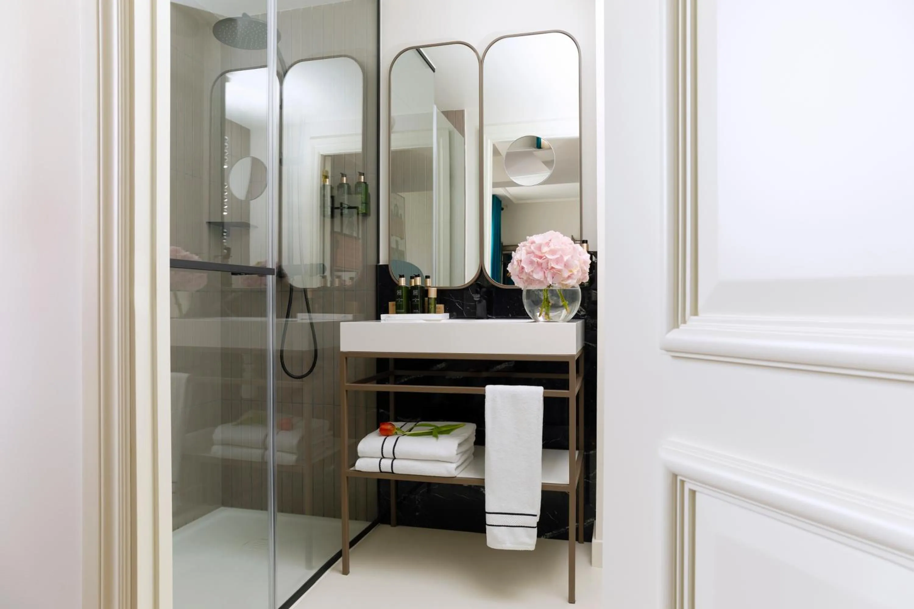 Shower in Villa Marquis a Member of Melia Collection Tour Eiffel