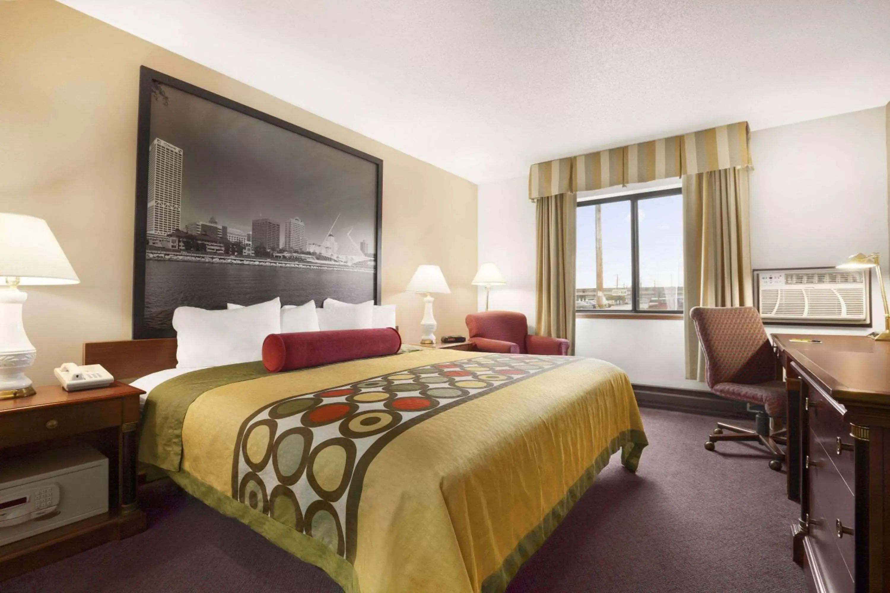 Photo of the whole room, Bed in Super 8 by Wyndham Milwaukee Airport