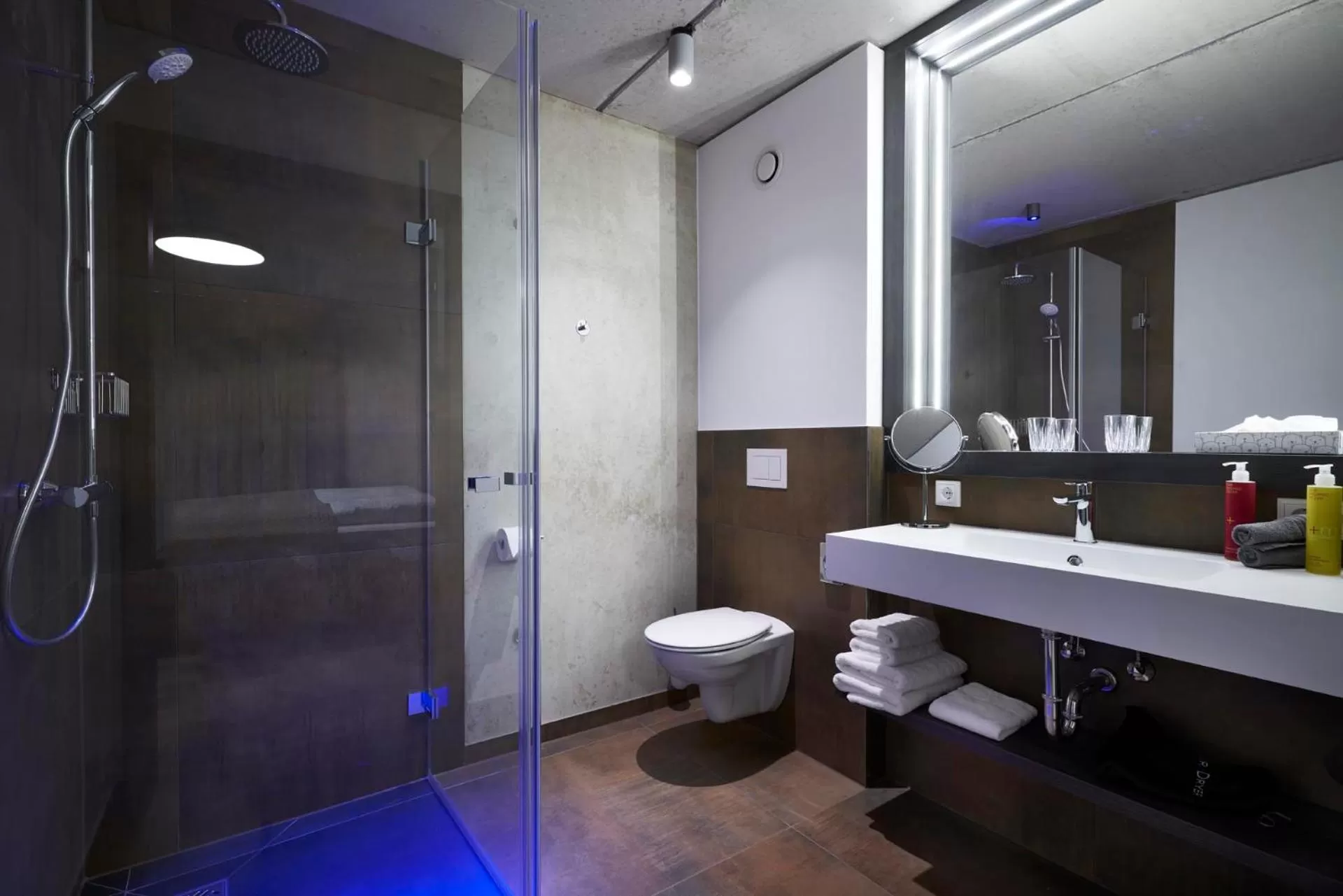 Shower in Hotel Zeitgeist