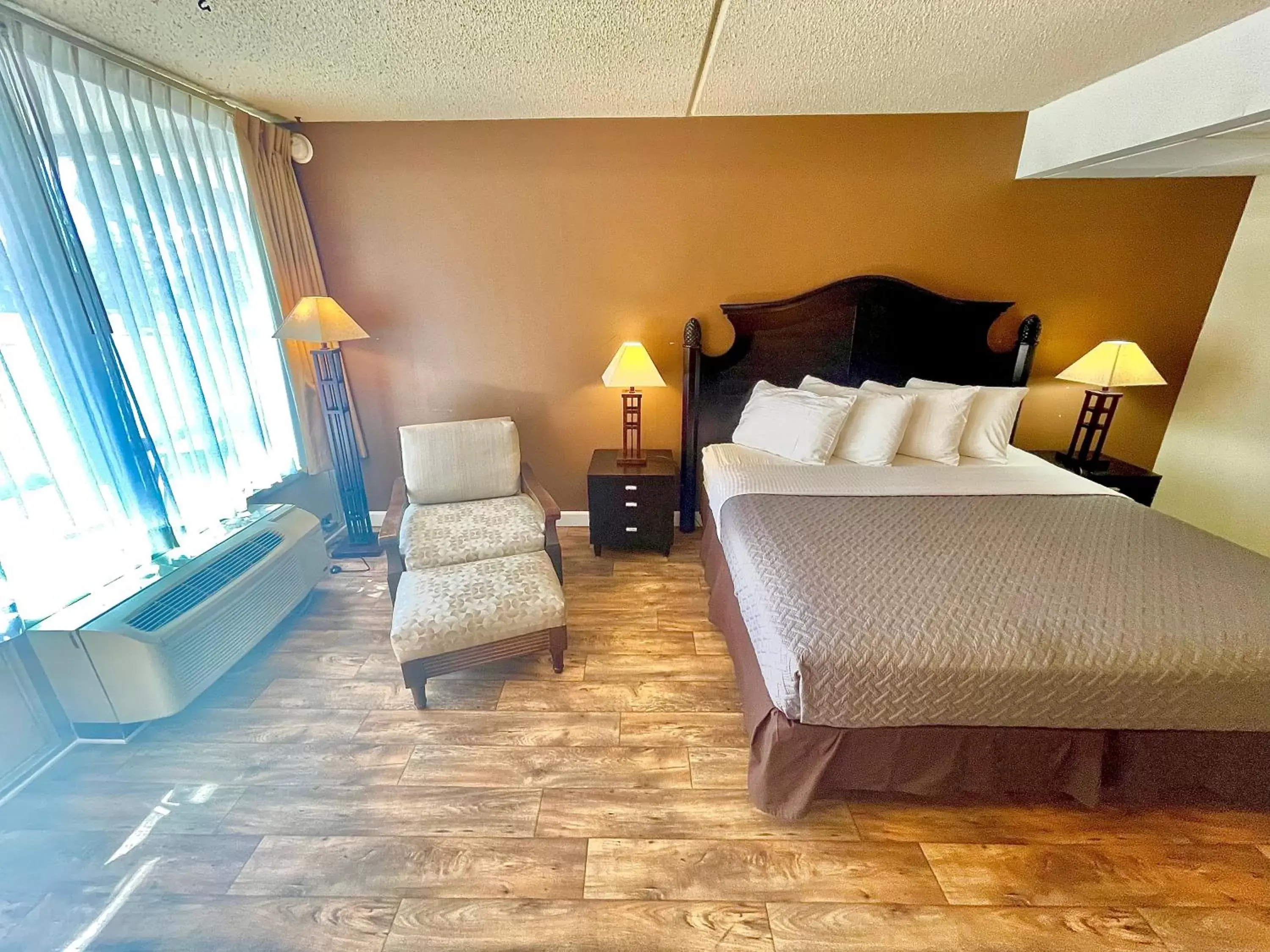 Bed in Eureka Springs Heritage Motel