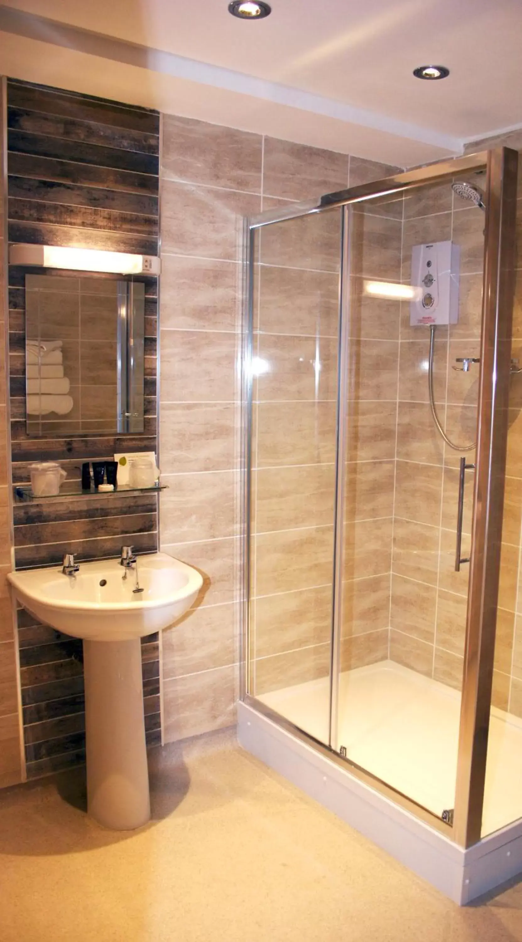 Shower, Bathroom in Kingston Theatre Hotel