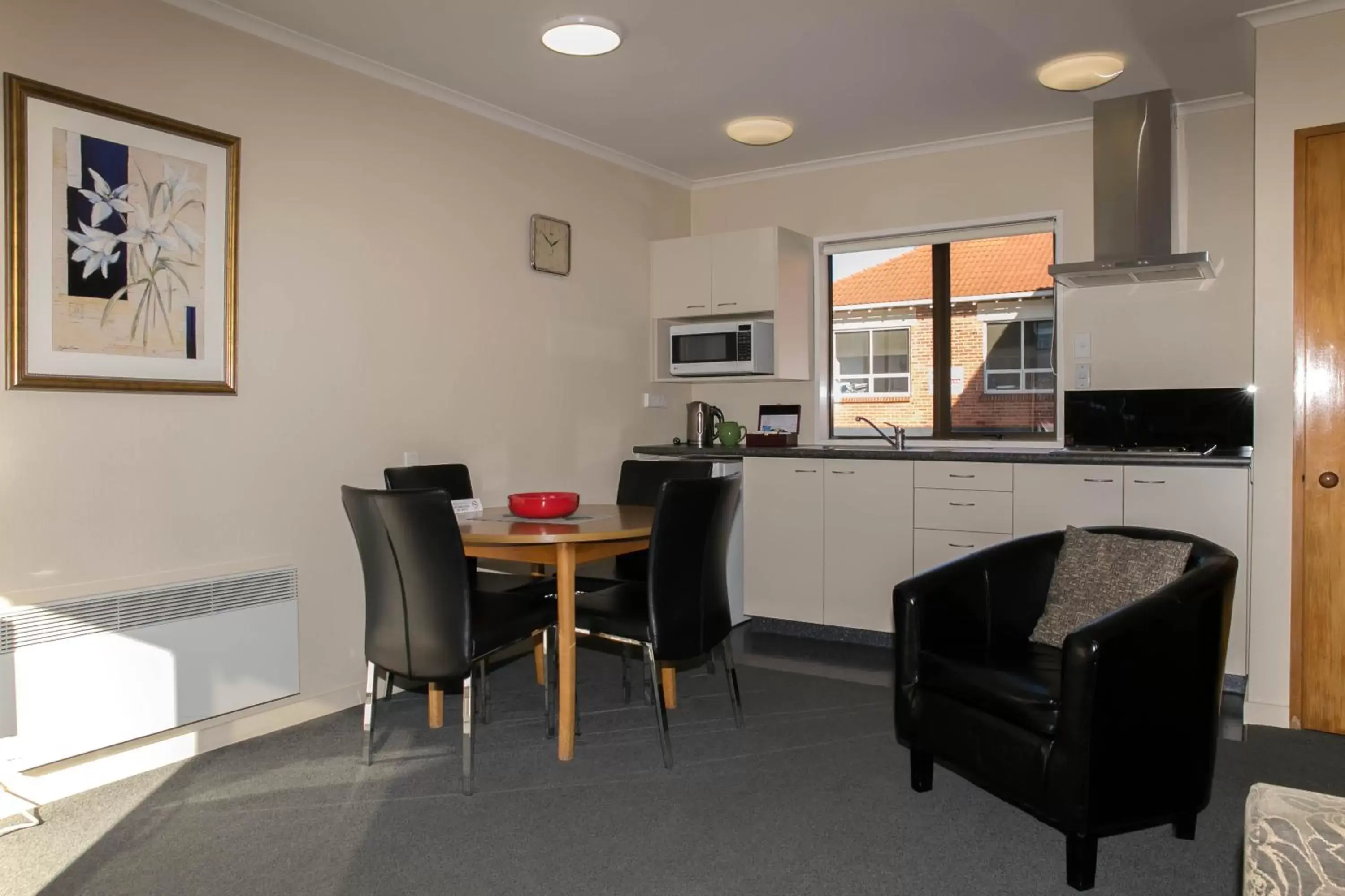 One-Bedroom Apartment - Ground Floor in Allan Court Motel