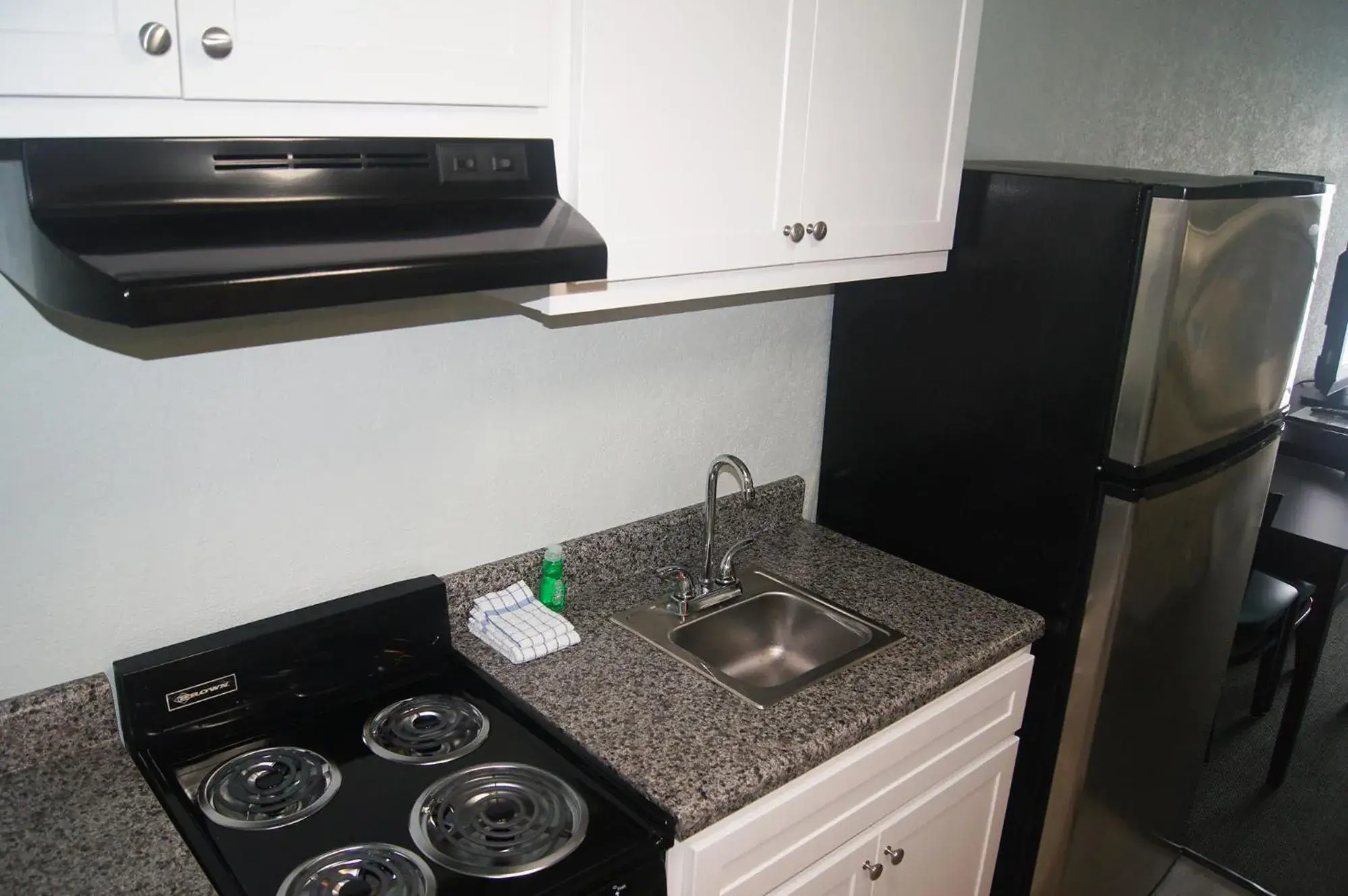 Kitchen/Kitchenette in Ocean Plaza Motel