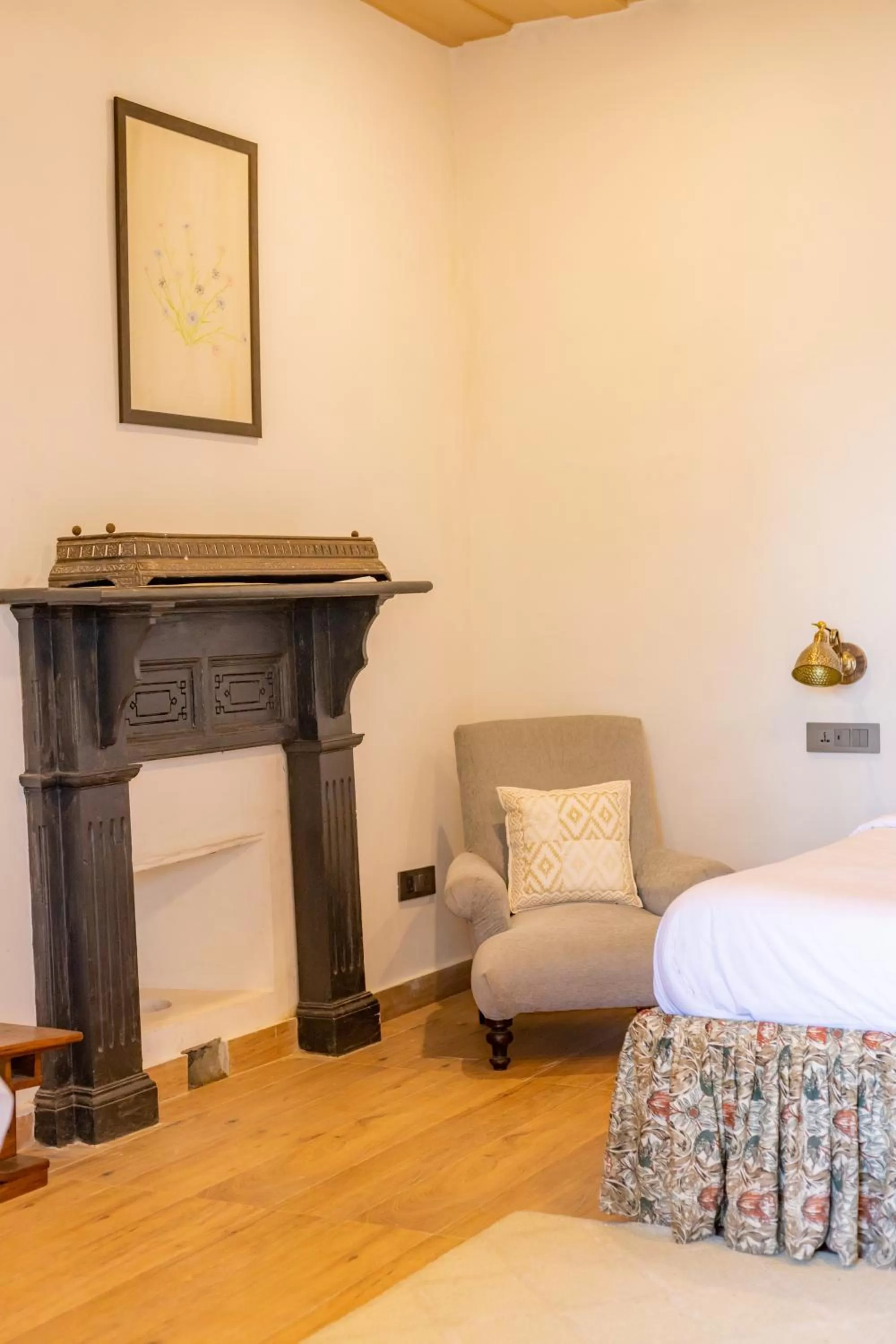 Seating area, Bed in Seclude Shimla, Taraview