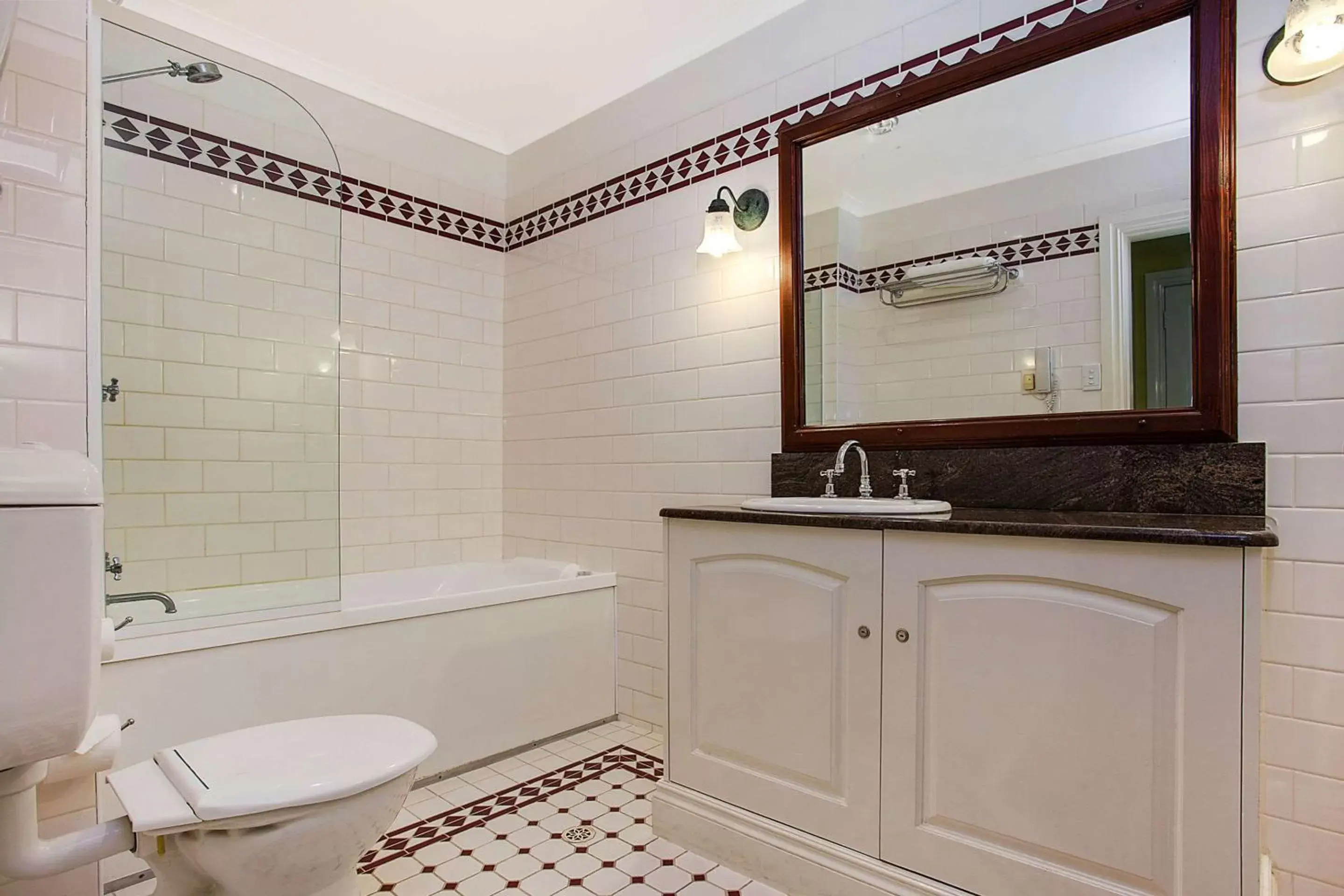 Bathroom in Quality Hotel Bentinck