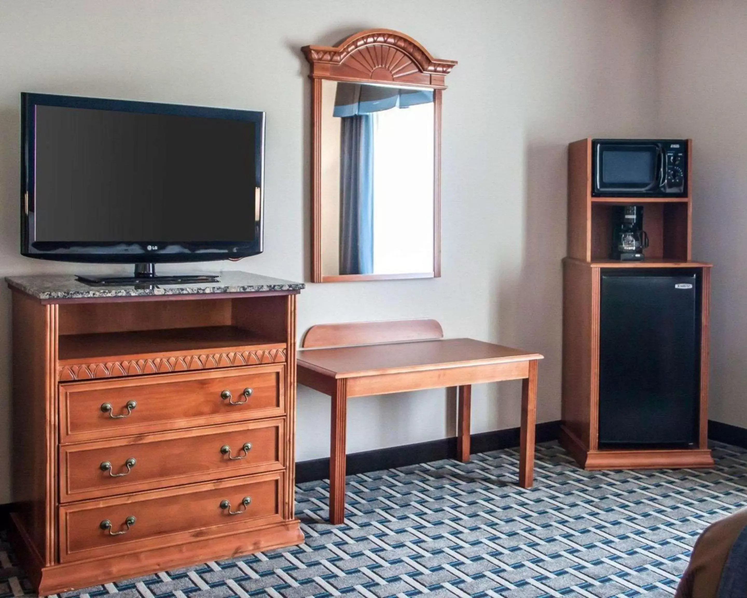 Photo of the whole room, TV/Entertainment Center in Comfort Inn & Suites Weatherford