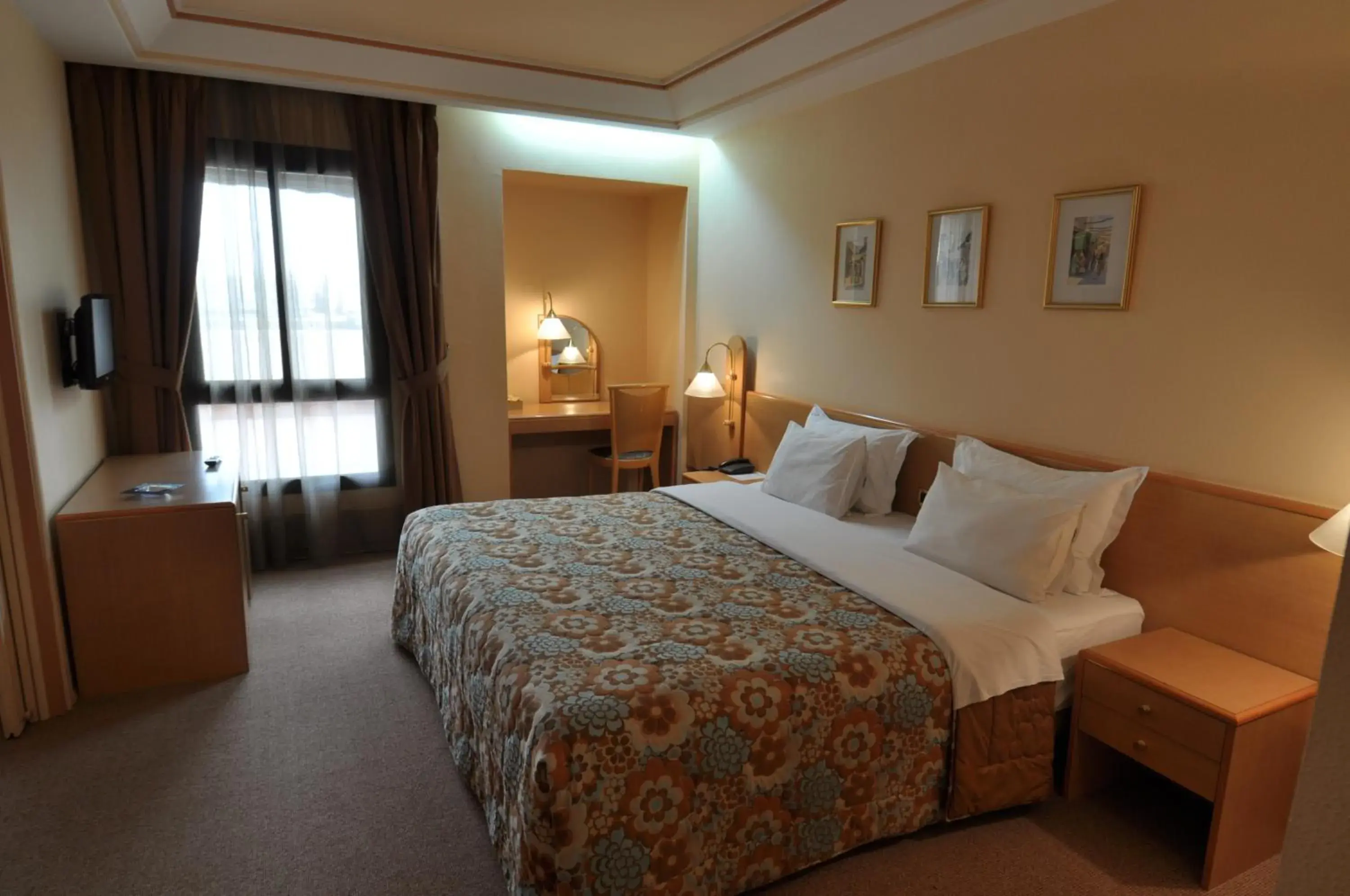 Photo of the whole room, Bed in Hôtel Wassim