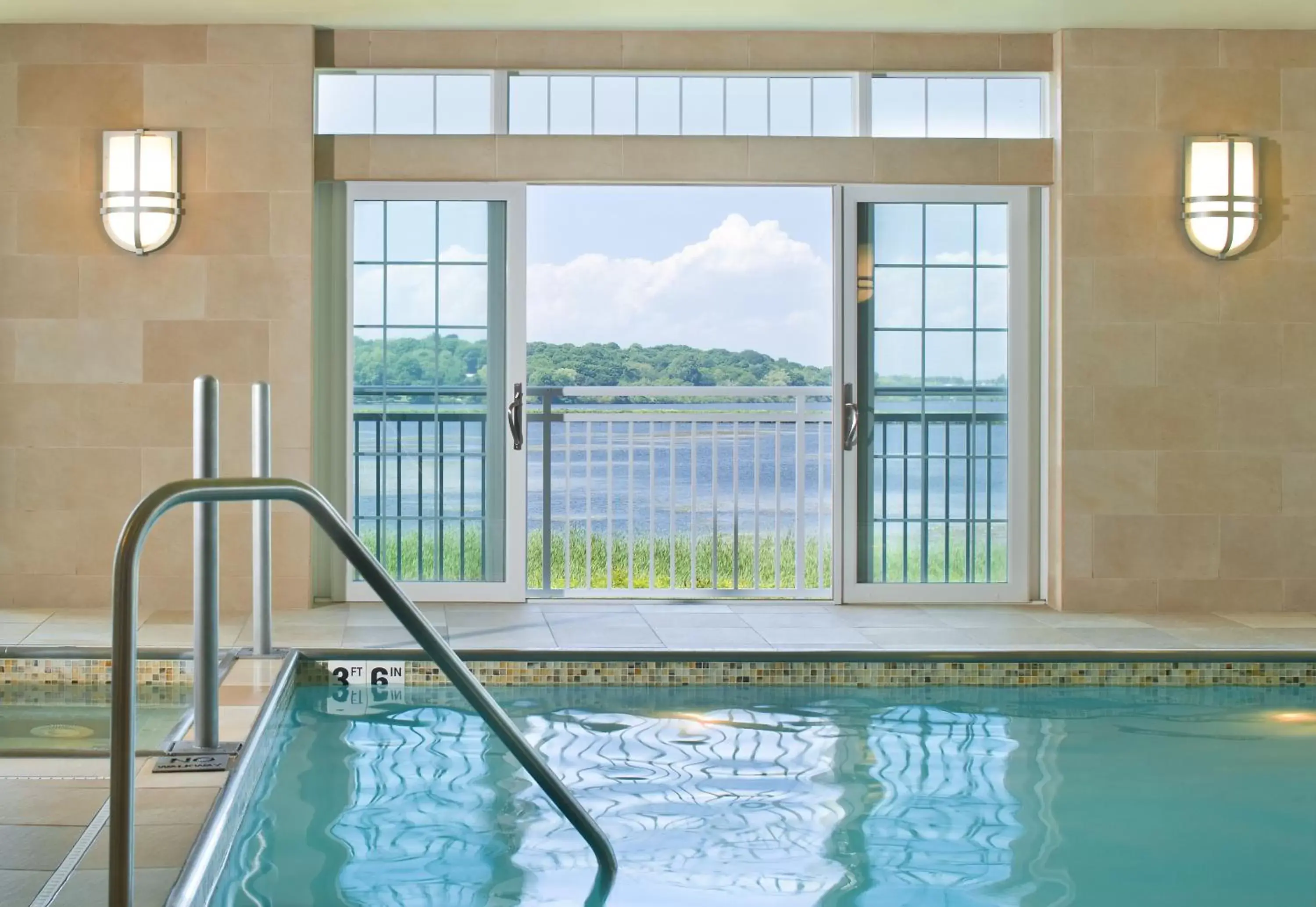 Hot Tub, Swimming Pool in Newport Beach Hotel & Suites