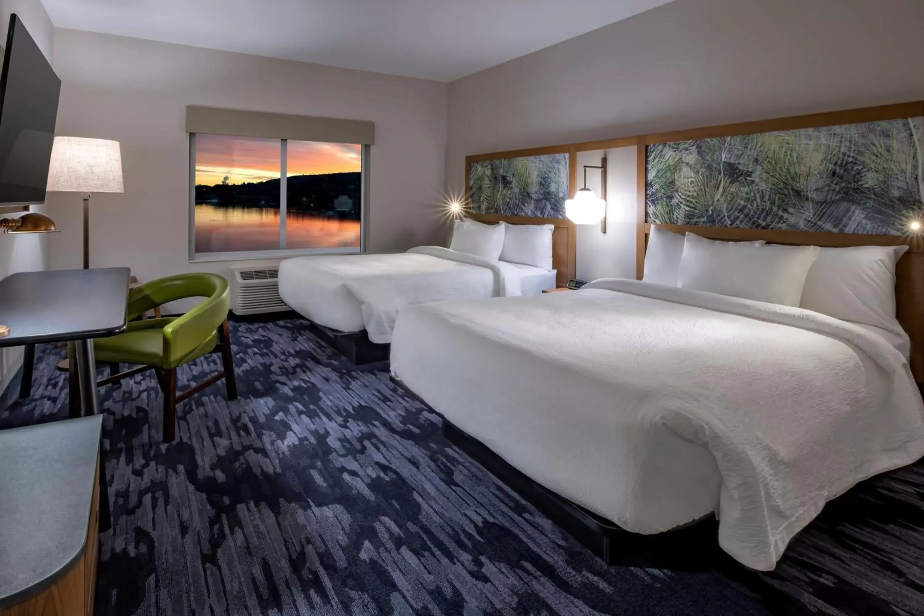 Photo of the whole room, Bed in Fairfield Inn & Suites by Marriott Klamath Falls