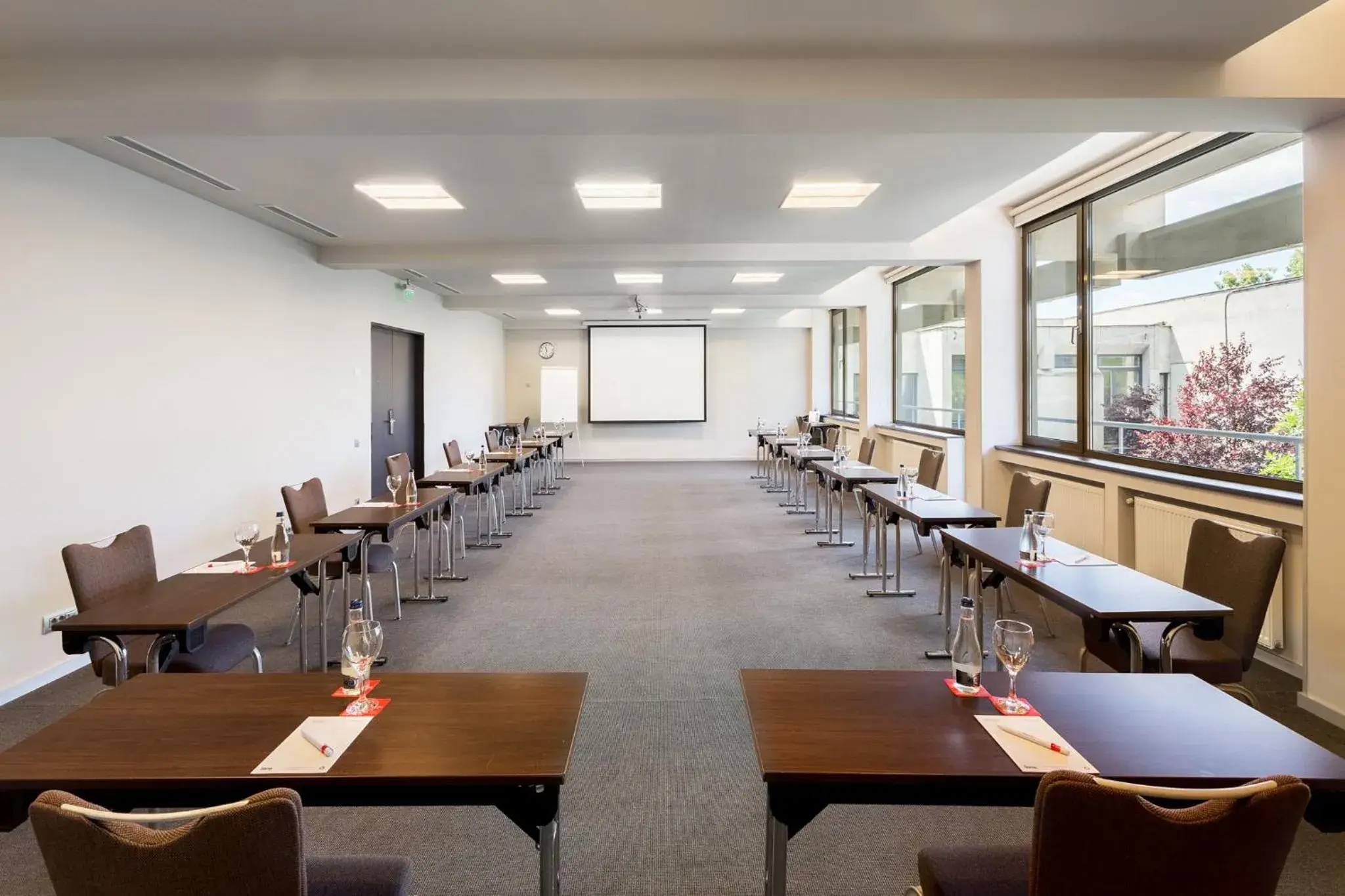 Meeting/conference room, Restaurant/Places to Eat in Ramada Plaza by Wyndham Bucharest Convention Center