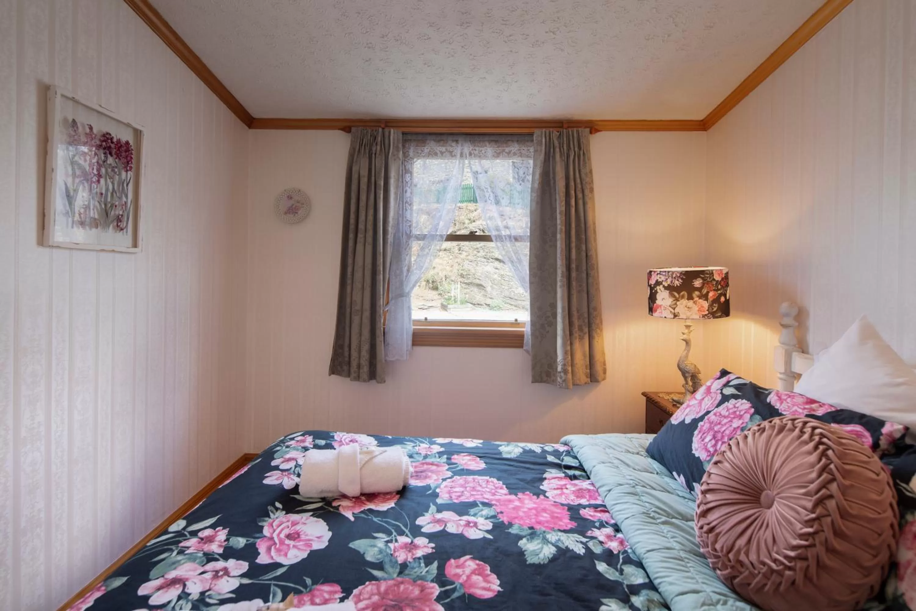 Bed in Settlers Cottage Motel