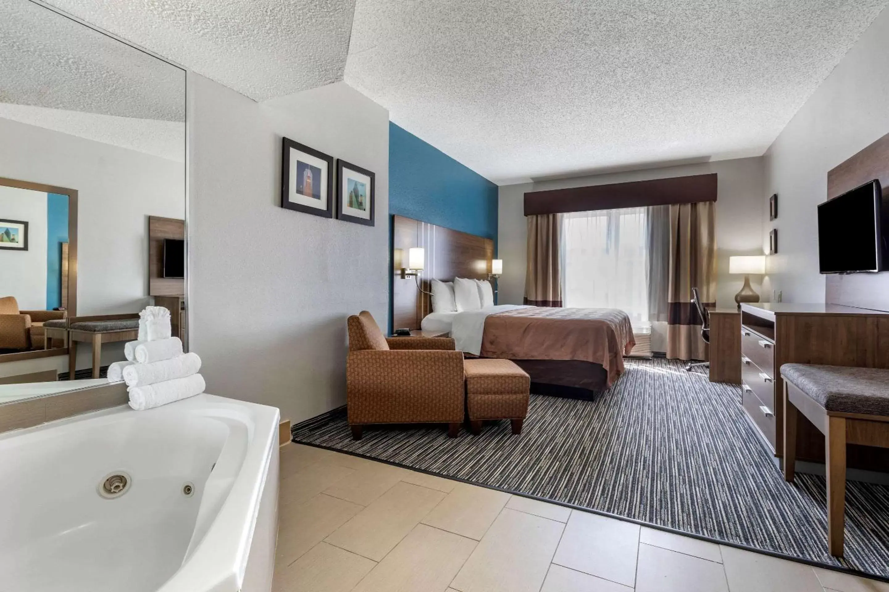 Bedroom in Quality Inn & Suites I-35 E/Walnut Hill