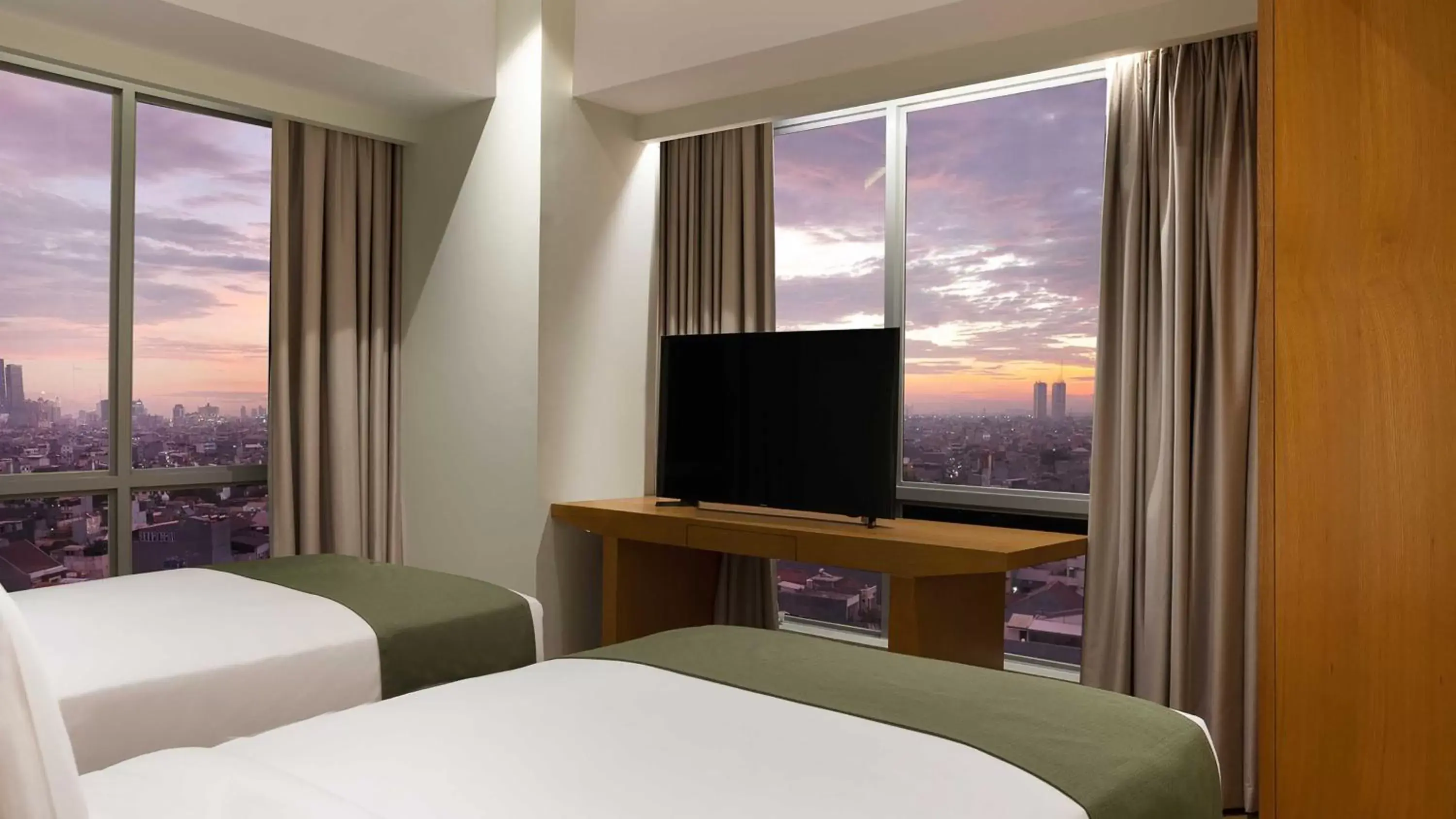 Bedroom, TV/Entertainment Center in Holiday Inn & Suites Jakarta Gajah Mada, an IHG Hotel