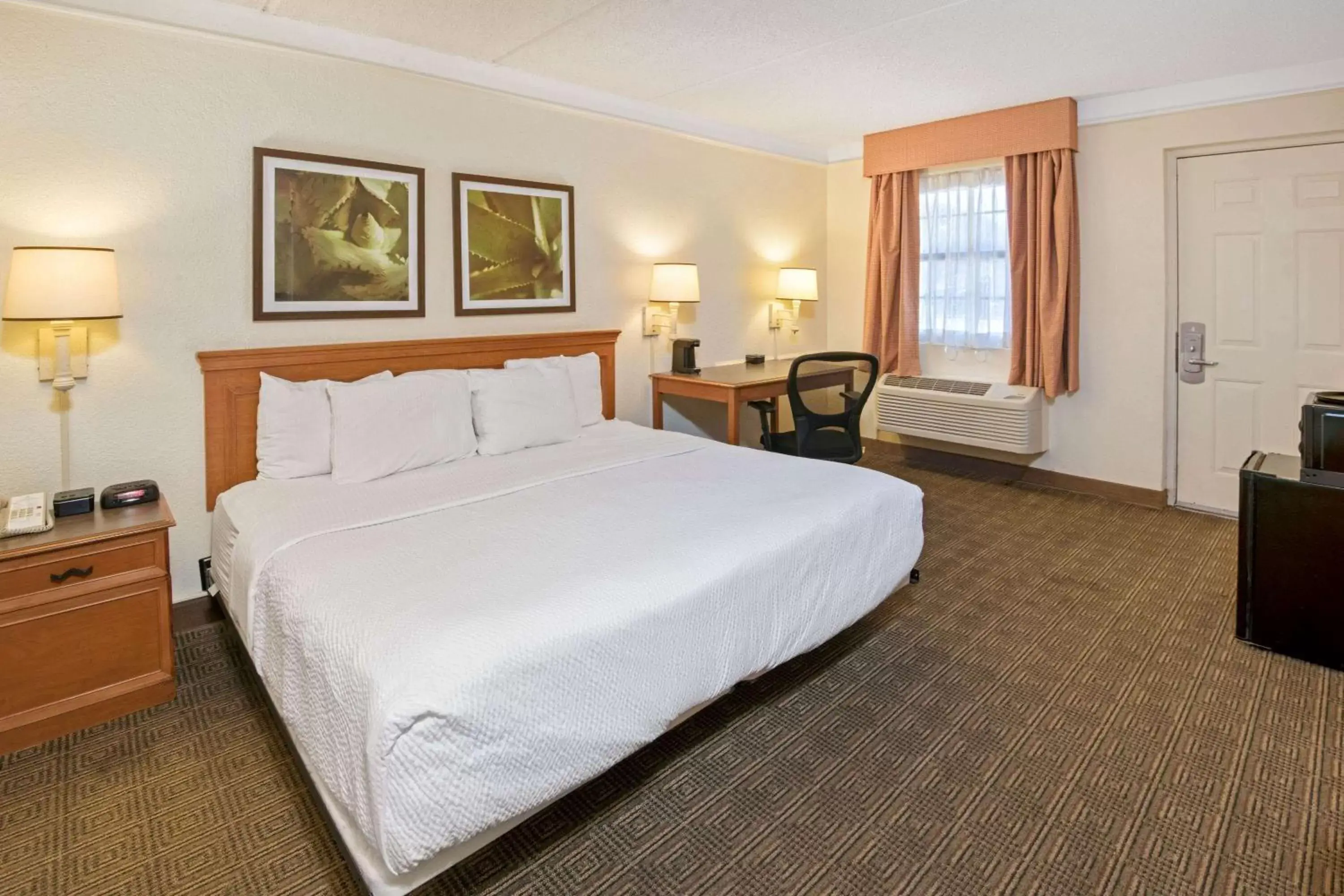 Photo of the whole room, Bed in La Quinta Inn by Wyndham San Antonio Market Square