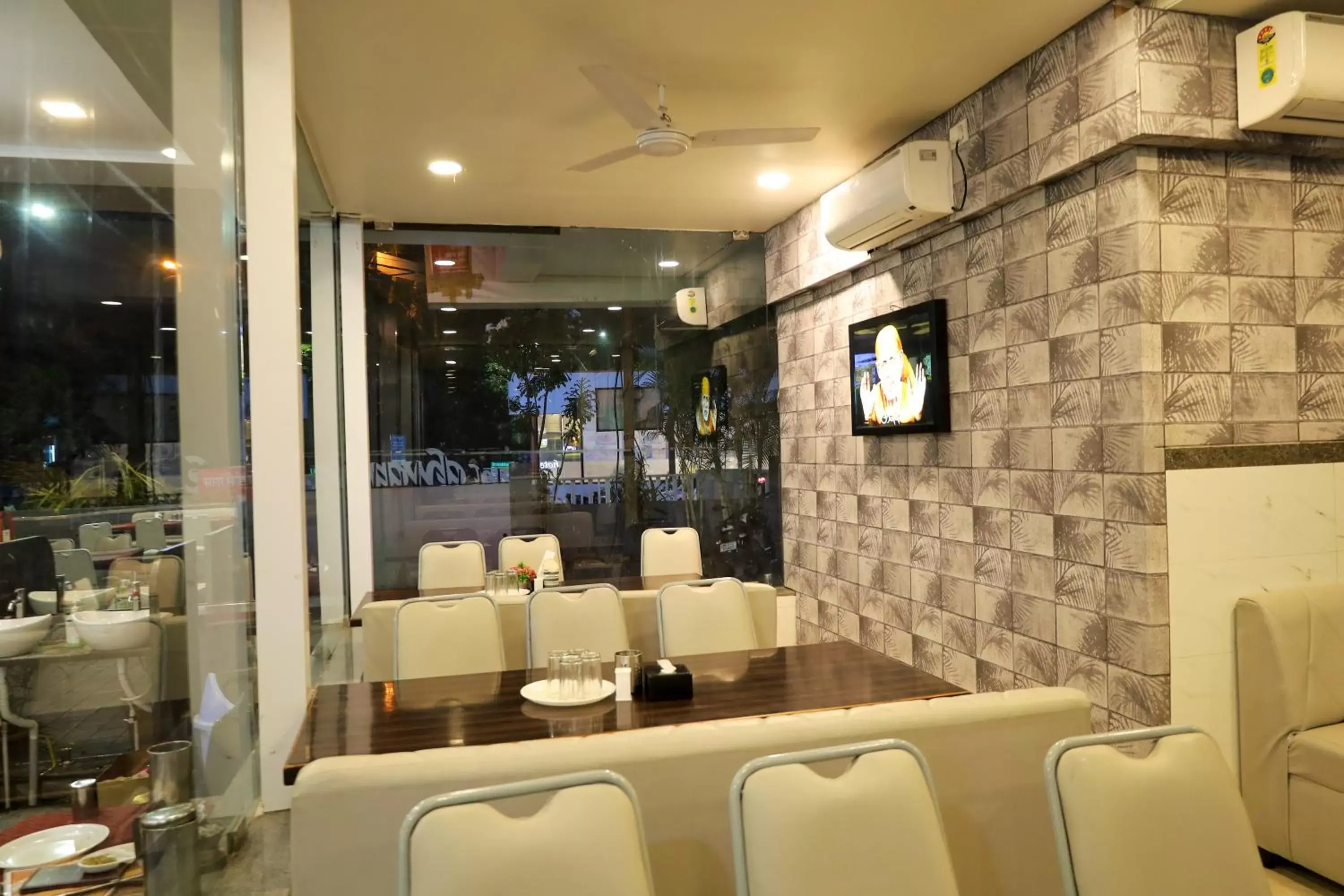 Restaurant/places to eat in Hotel Sai Bansi Restaurant/places to eat in Hotel Sai Bansi