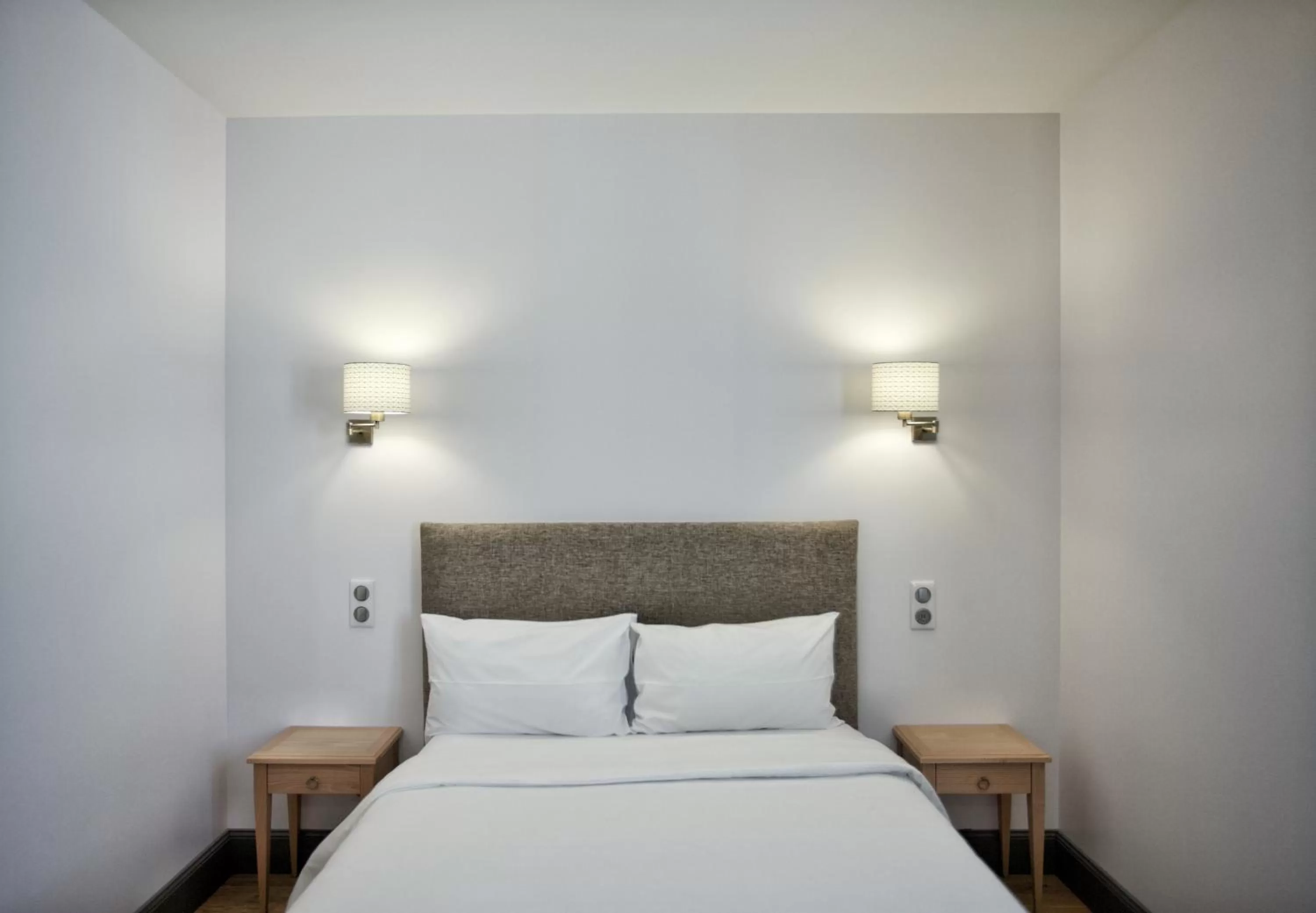 Photo of the whole room, Bed in Hôtel Henri IV