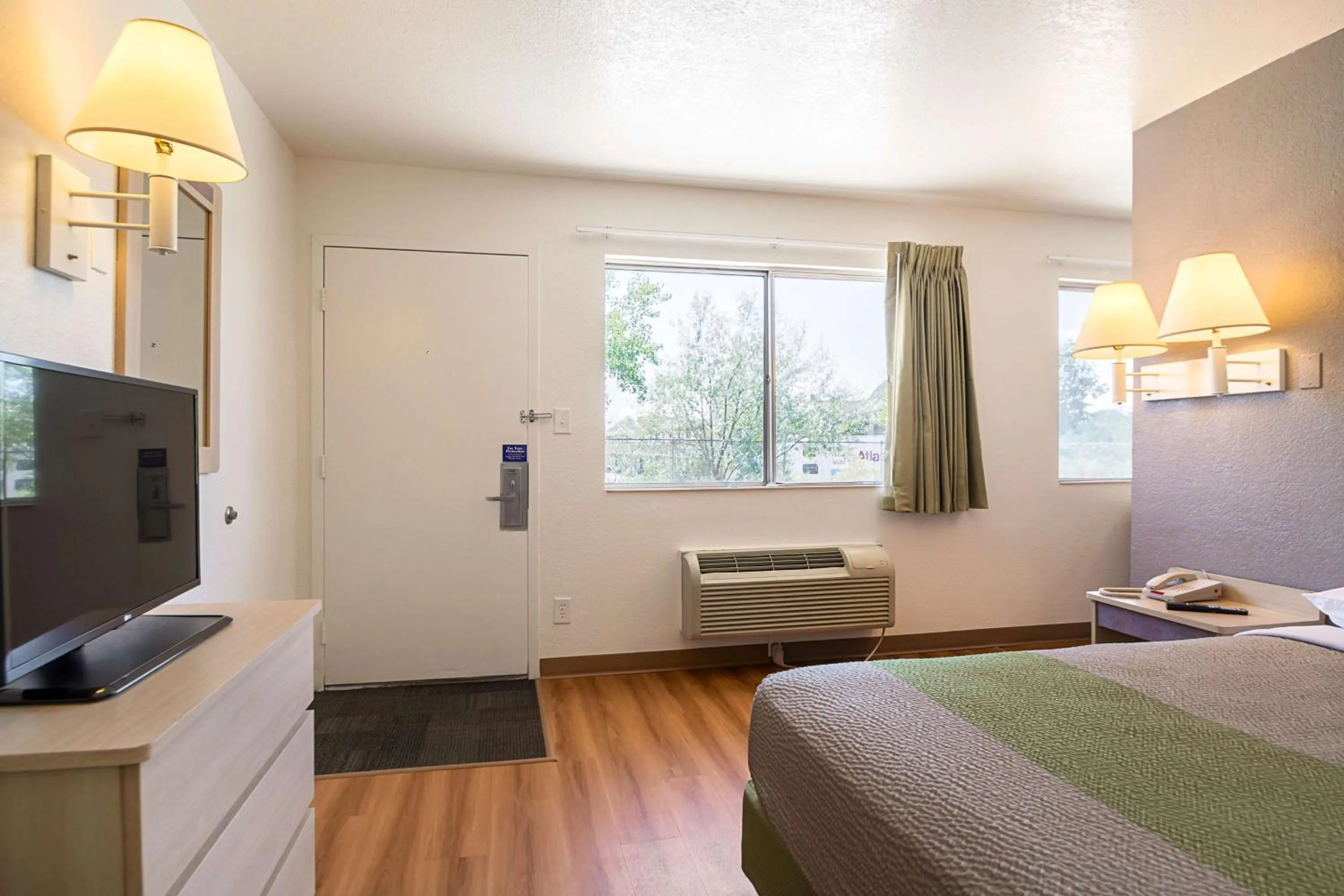 Photo of the whole room, Bed in Motel 6-Pueblo, CO - I-25