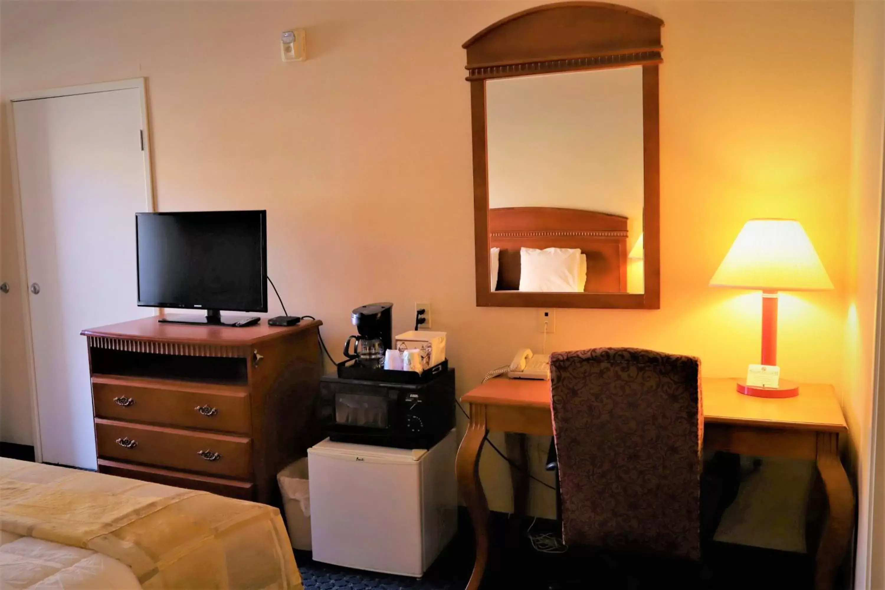 TV and multimedia, TV/Entertainment Center in Americas Best Value Inn - Joshua Tree/Twentynine Palms