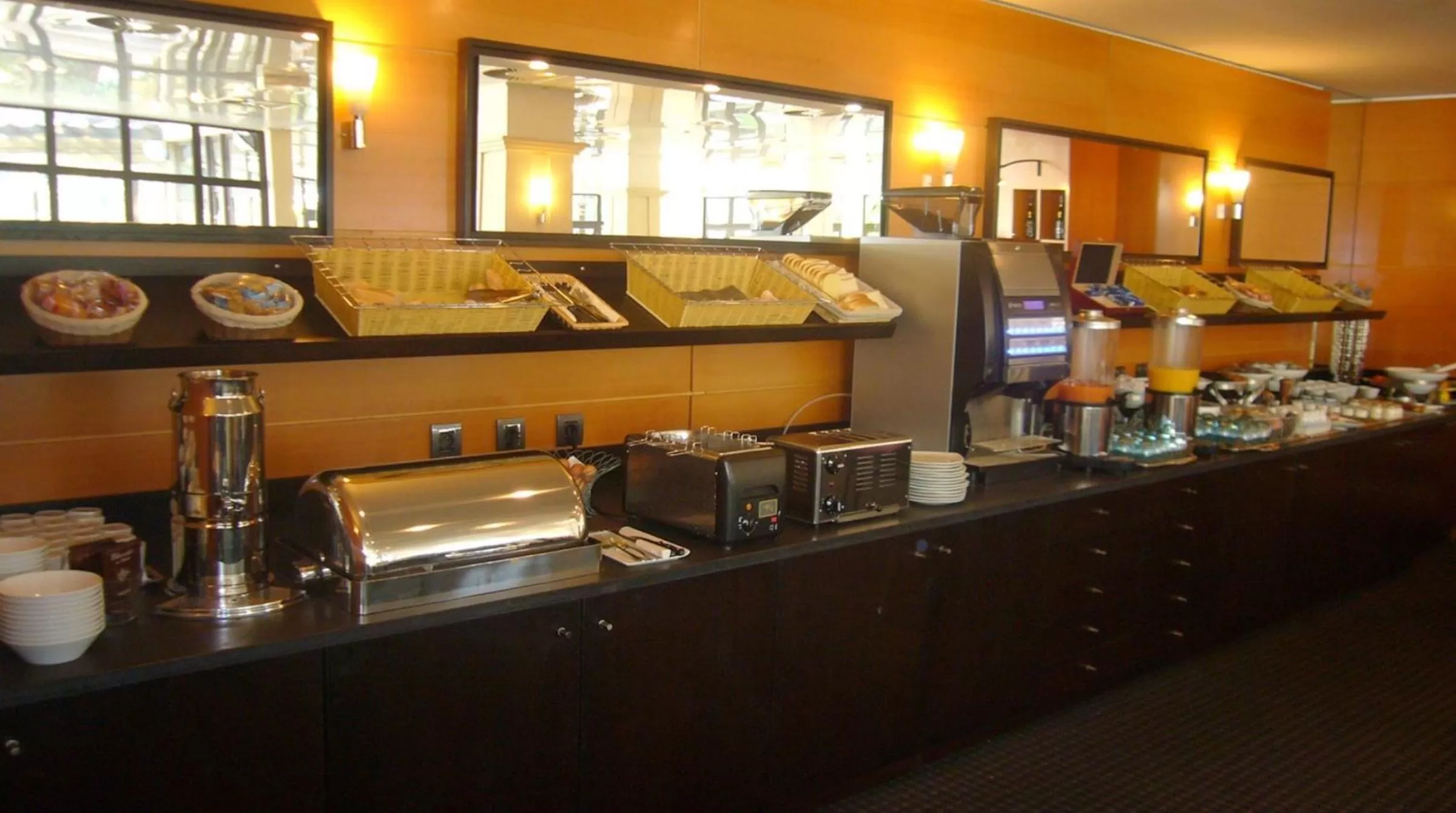 Restaurant/places to eat in Hôtel Oceania Nantes Aéroport