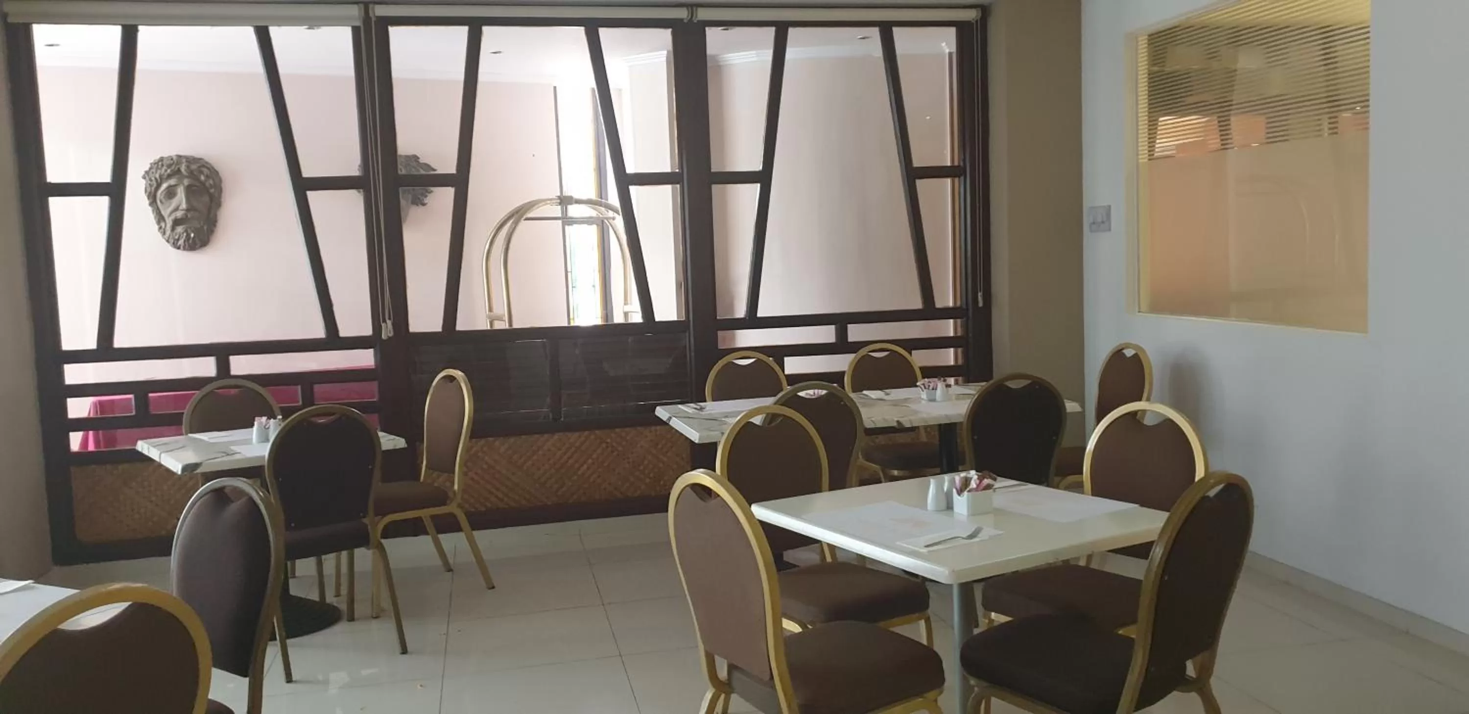 Restaurant/places to eat in Castelli Hotel Nicosia