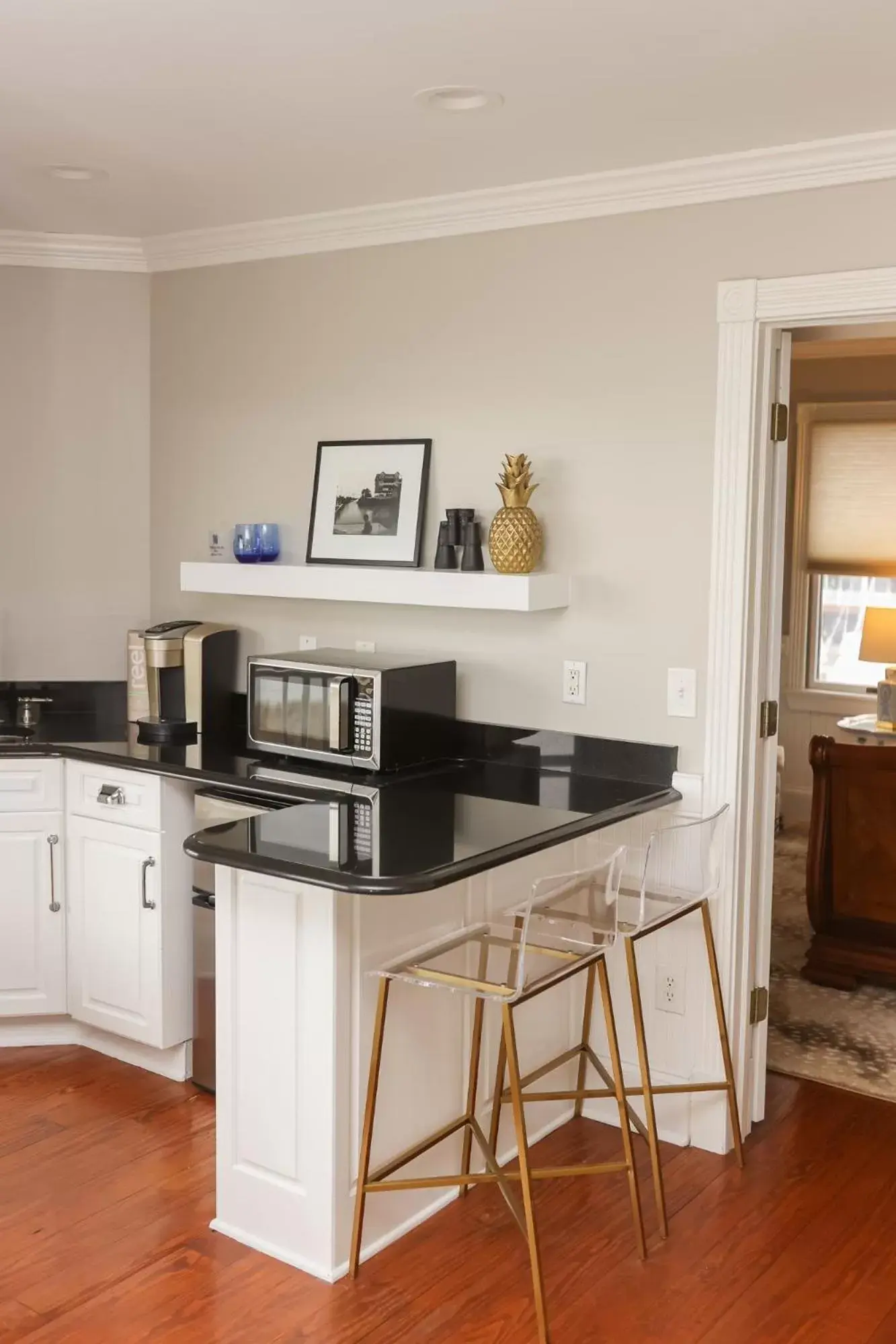 Kitchen/Kitchenette in The Burrus House Inn Waterfront Suites