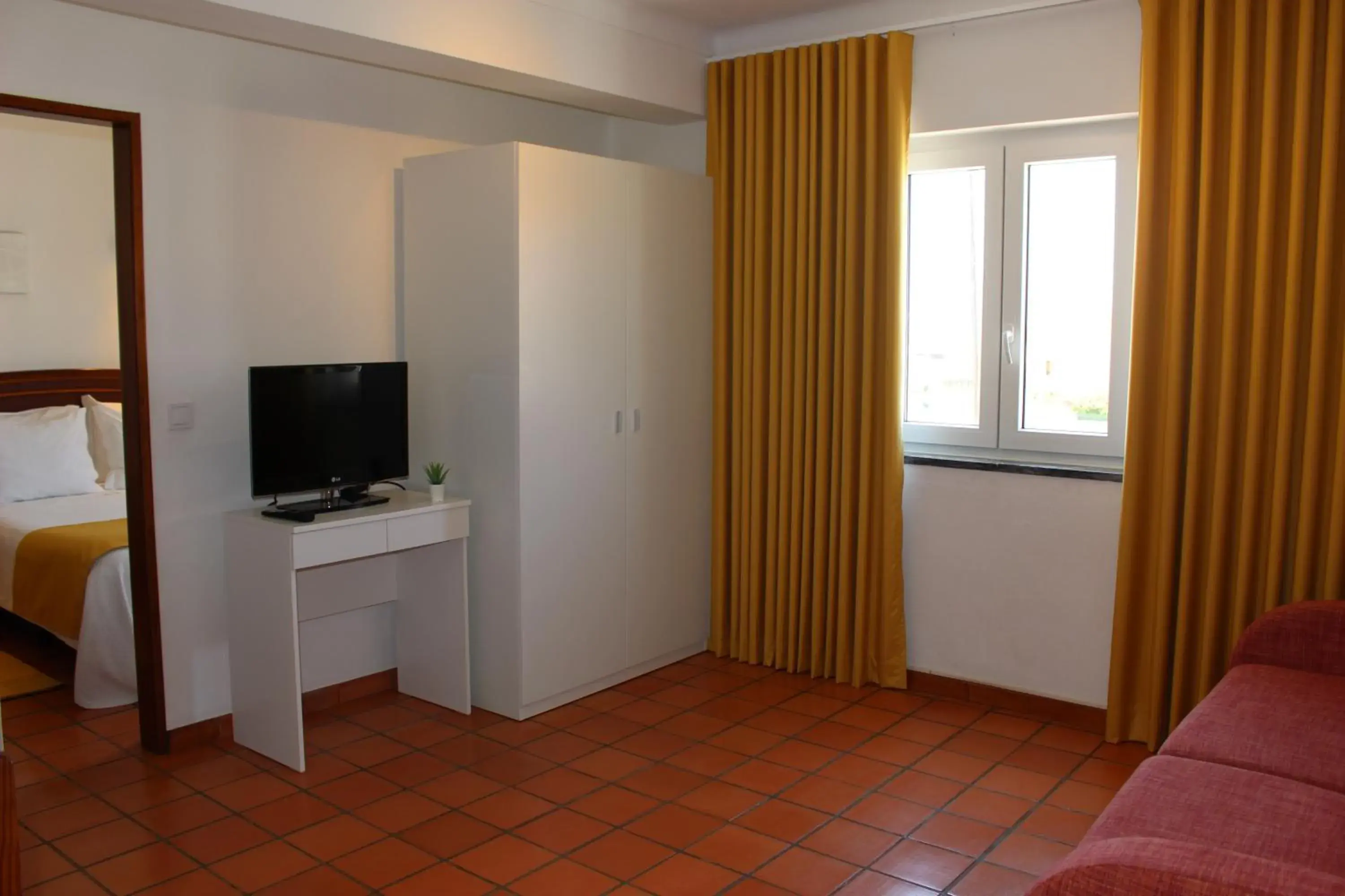 Living room, TV/Entertainment Center in Castilho Flats by AC Hospitality Management
