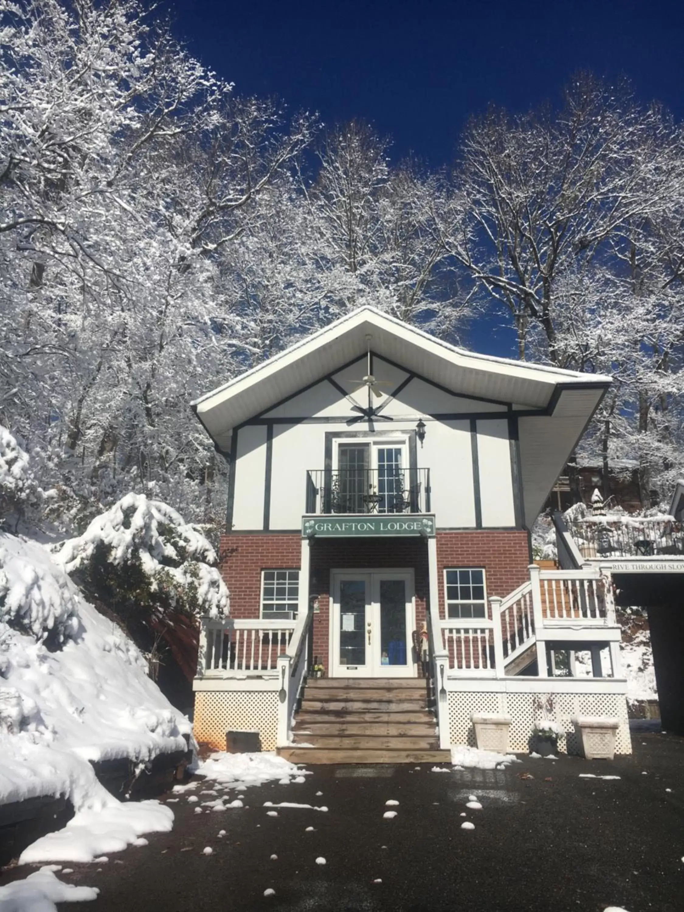 Facade/entrance, Winter in Grafton Lodge