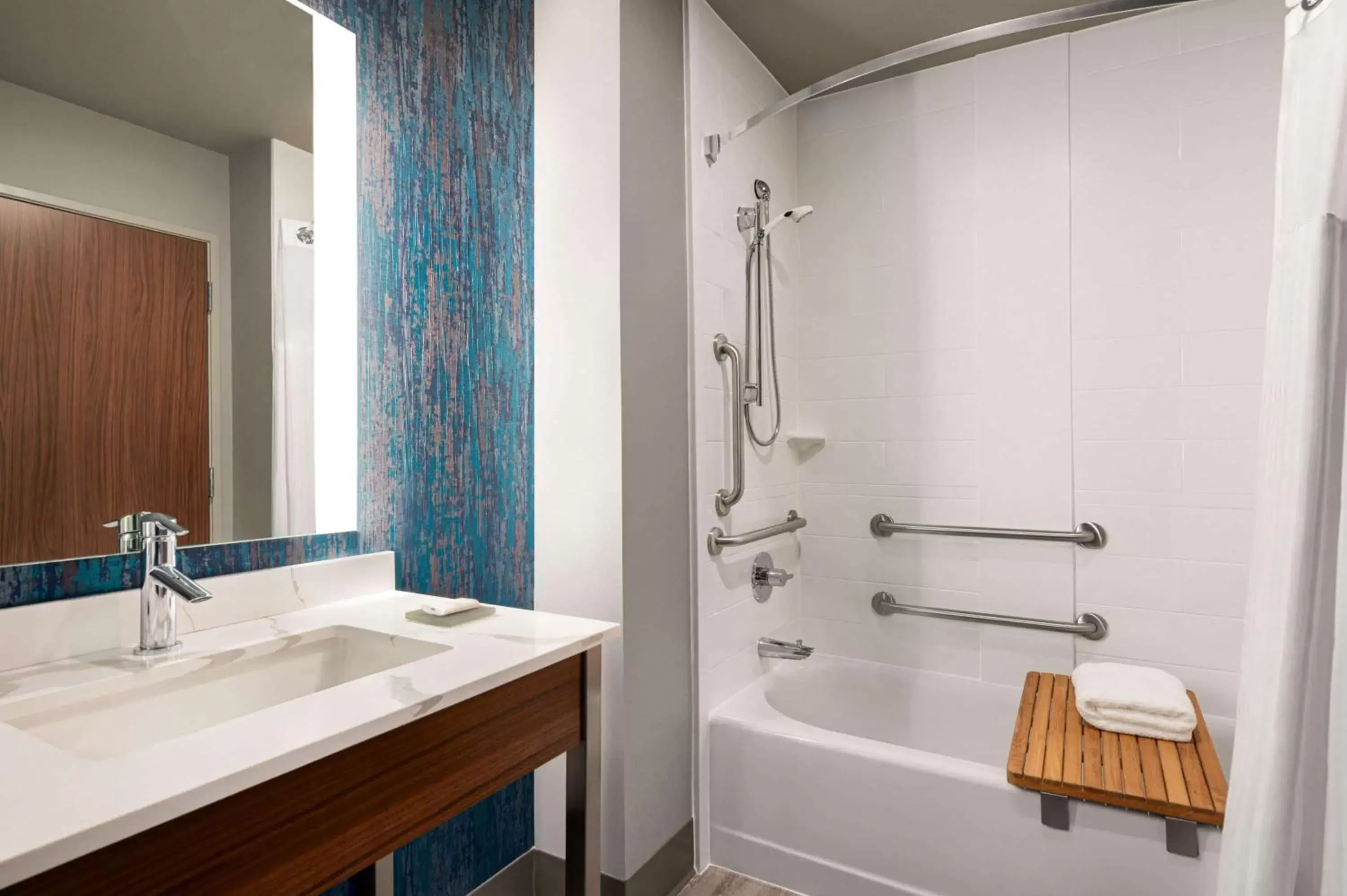 Bathroom in La Quinta Inn & Suites by Wyndham Marysville