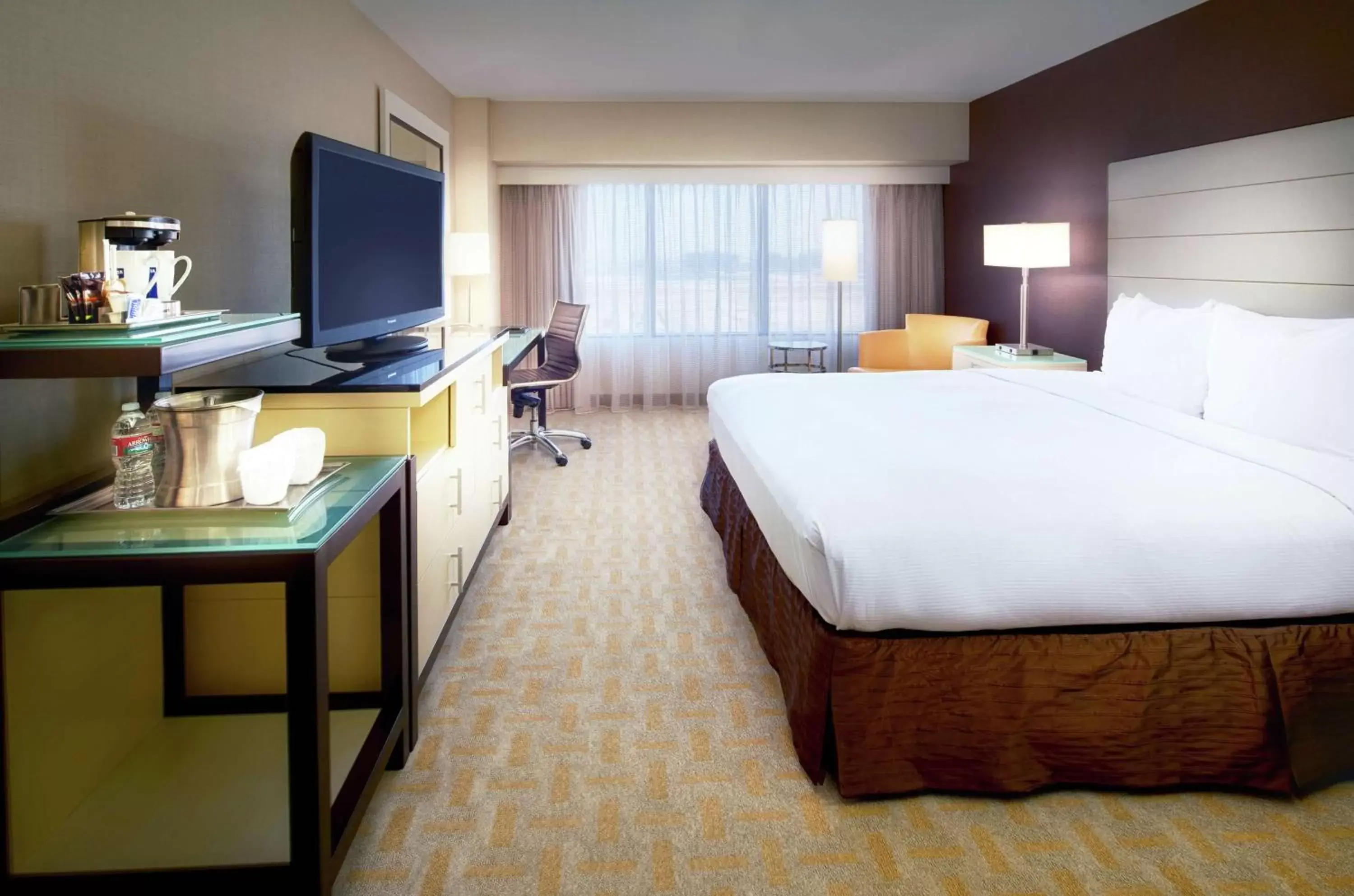 Bedroom, TV/Entertainment Center in Hilton Los Angeles Airport