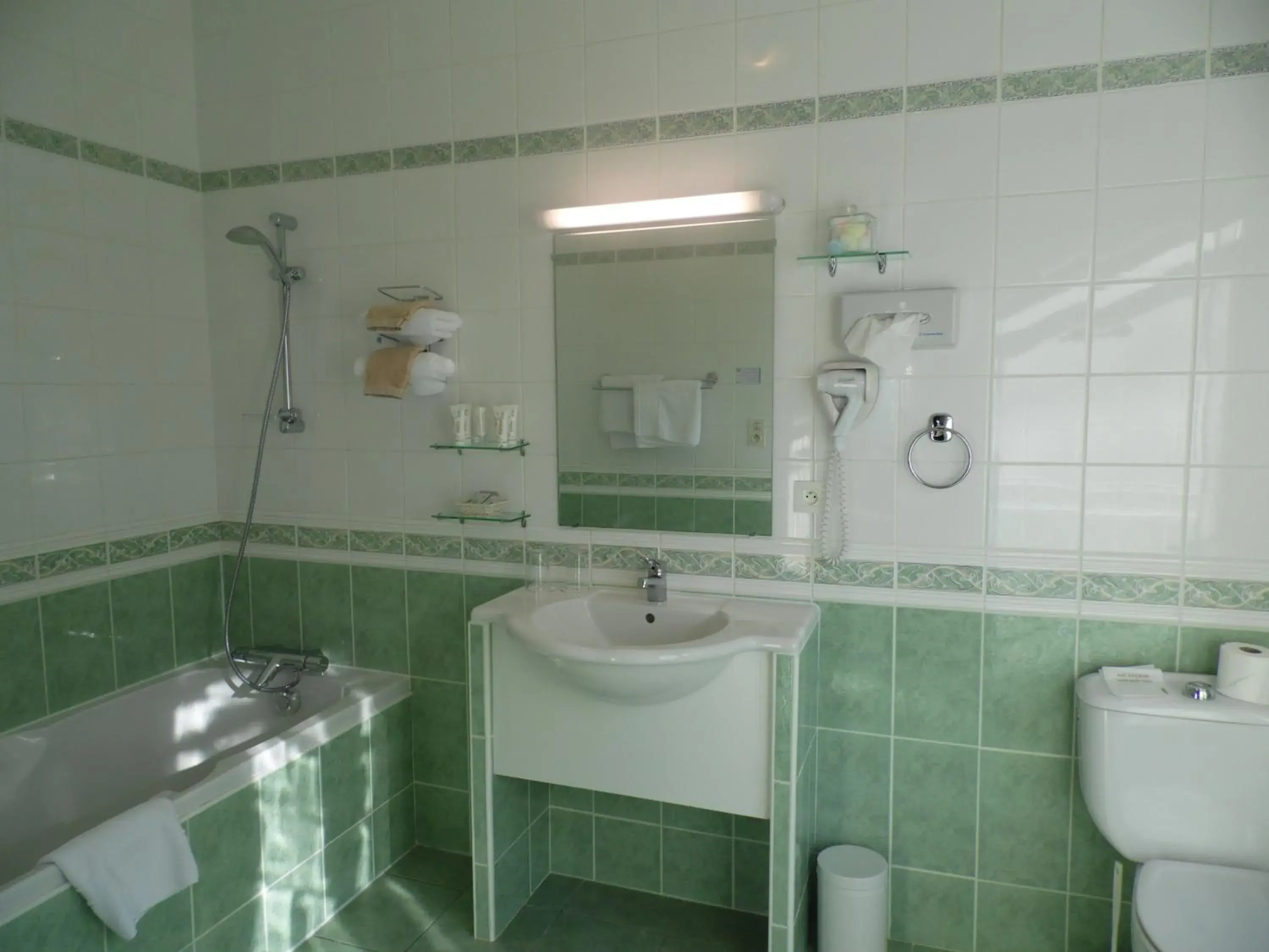 Bathroom in Clos de Vallombreuse, The Originals Relais (Relais du Silence)