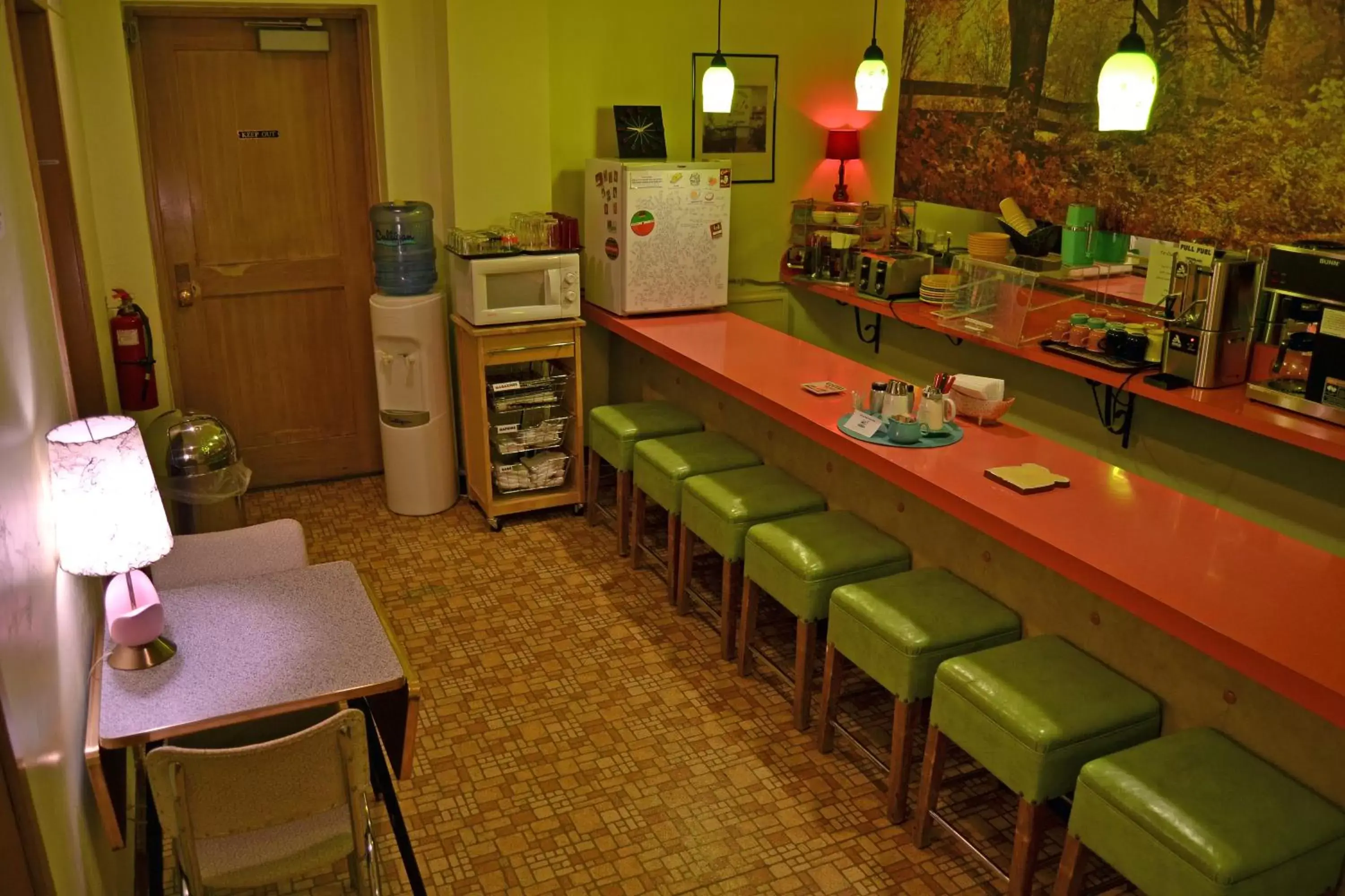 Restaurant/Places to Eat in Holiday Music Motel